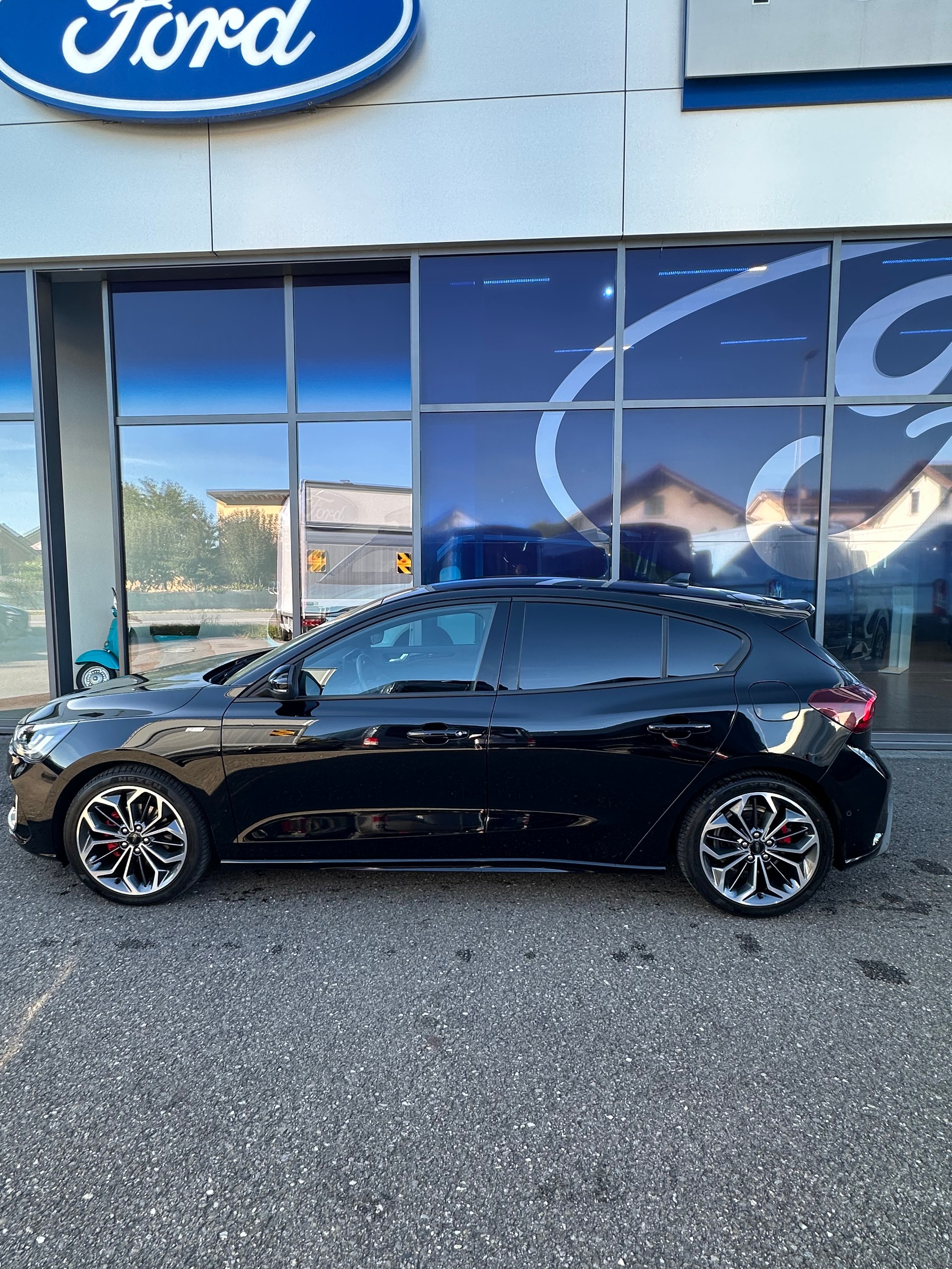 FORD Focus 1.0i EcoB Hybrid 155 ST-Line Vignale-image-2