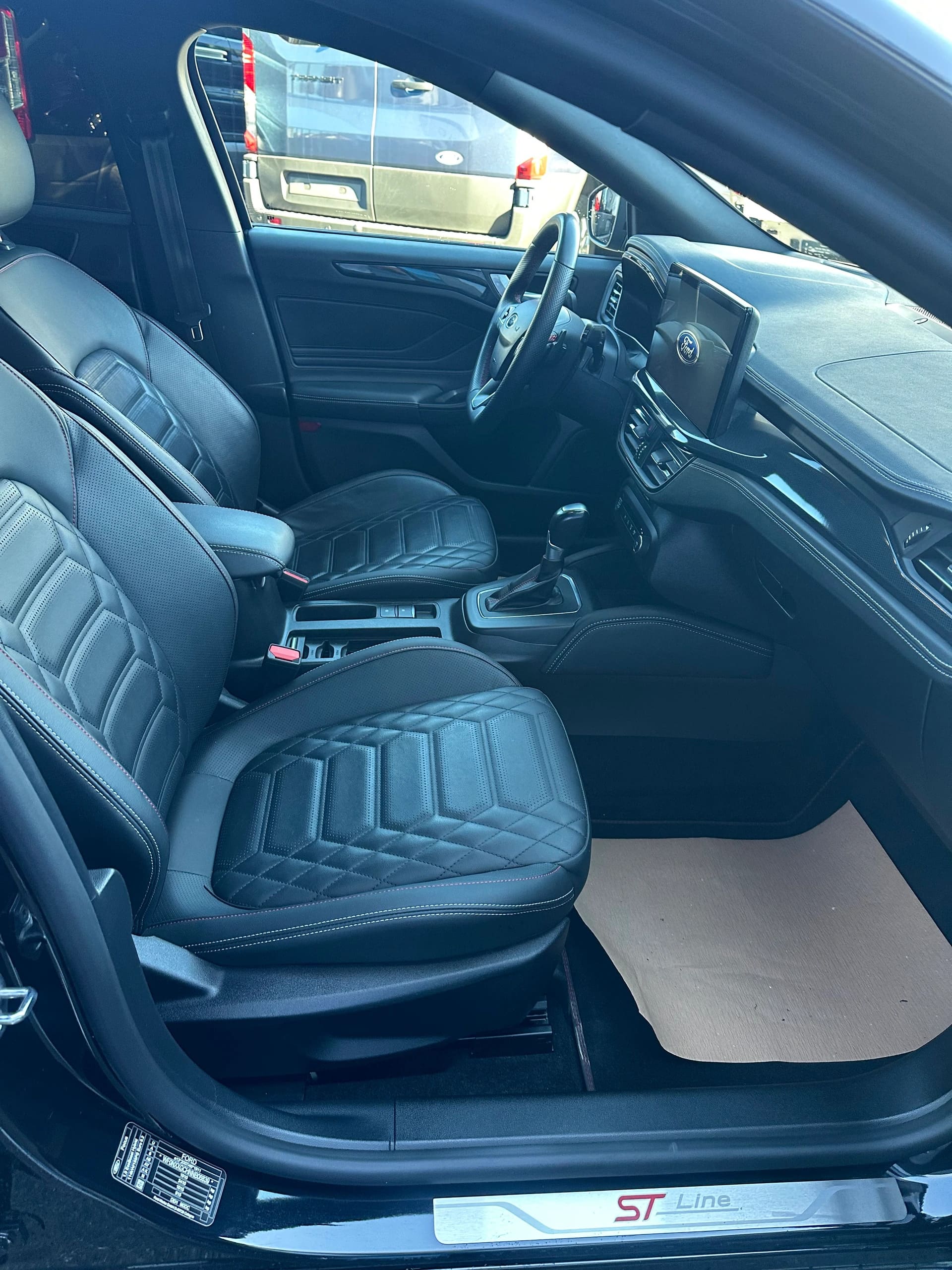 FORD Focus 1.0i EcoB Hybrid 155 ST-Line Vignale-image-13