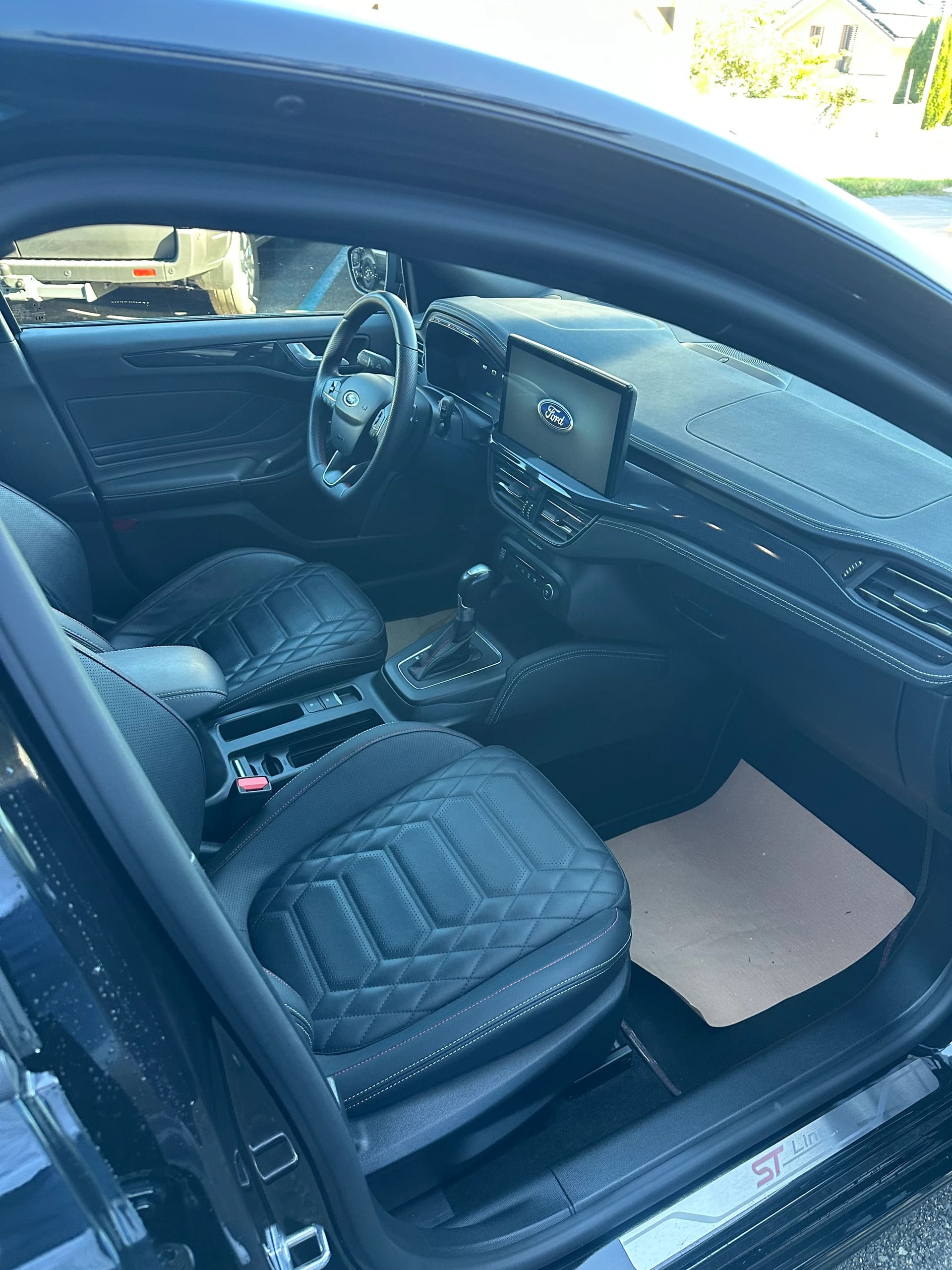FORD Focus 1.0i EcoB Hybrid 155 ST-Line Vignale-image-12