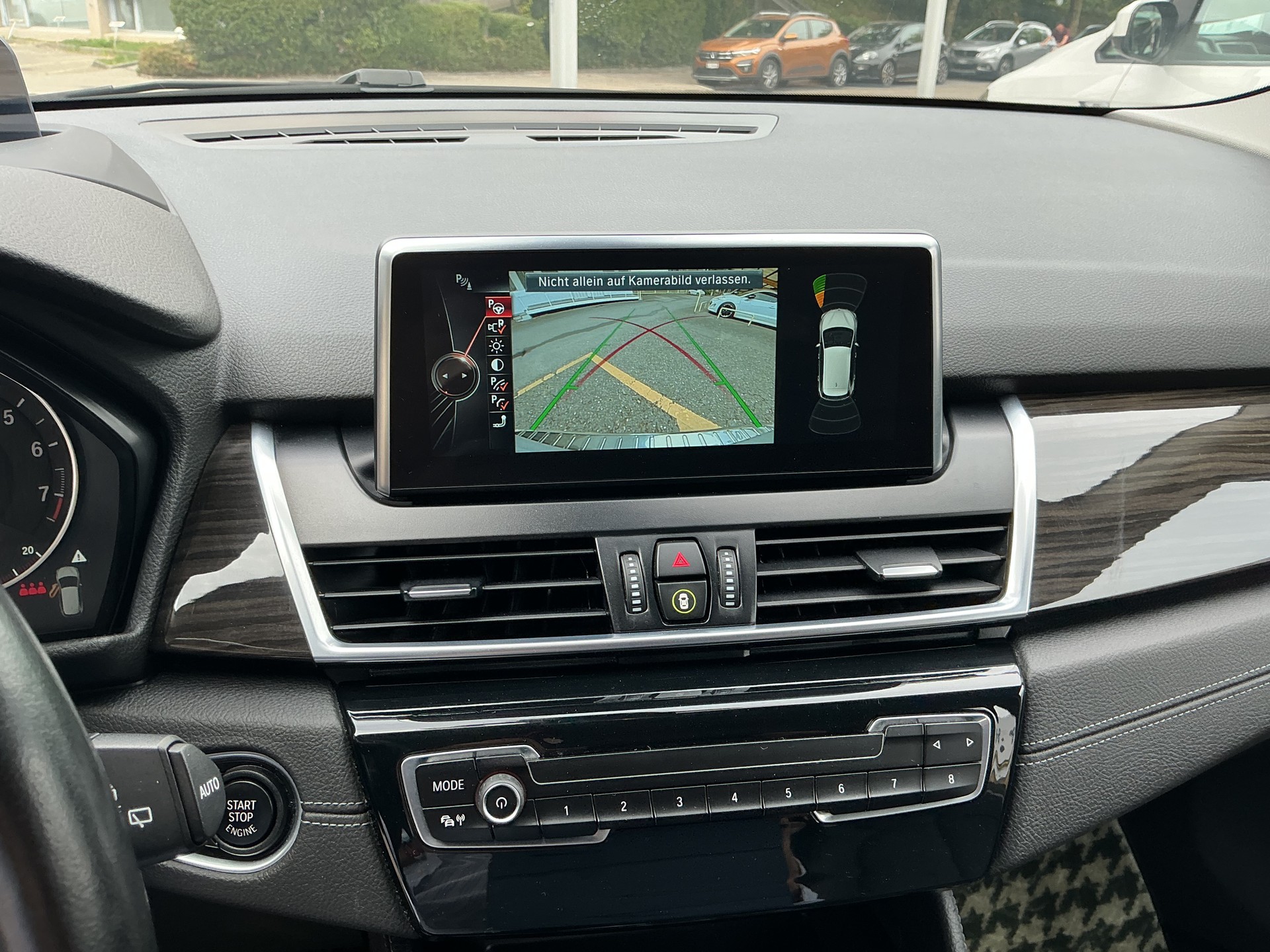 BMW 225i xDrive Active Tourer Luxury Line Steptronic-image-11