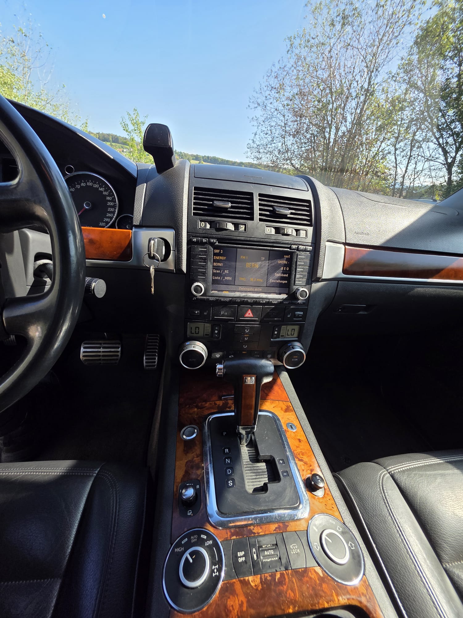 VW Touareg 5.0 TDI V10 Automatic-image-12