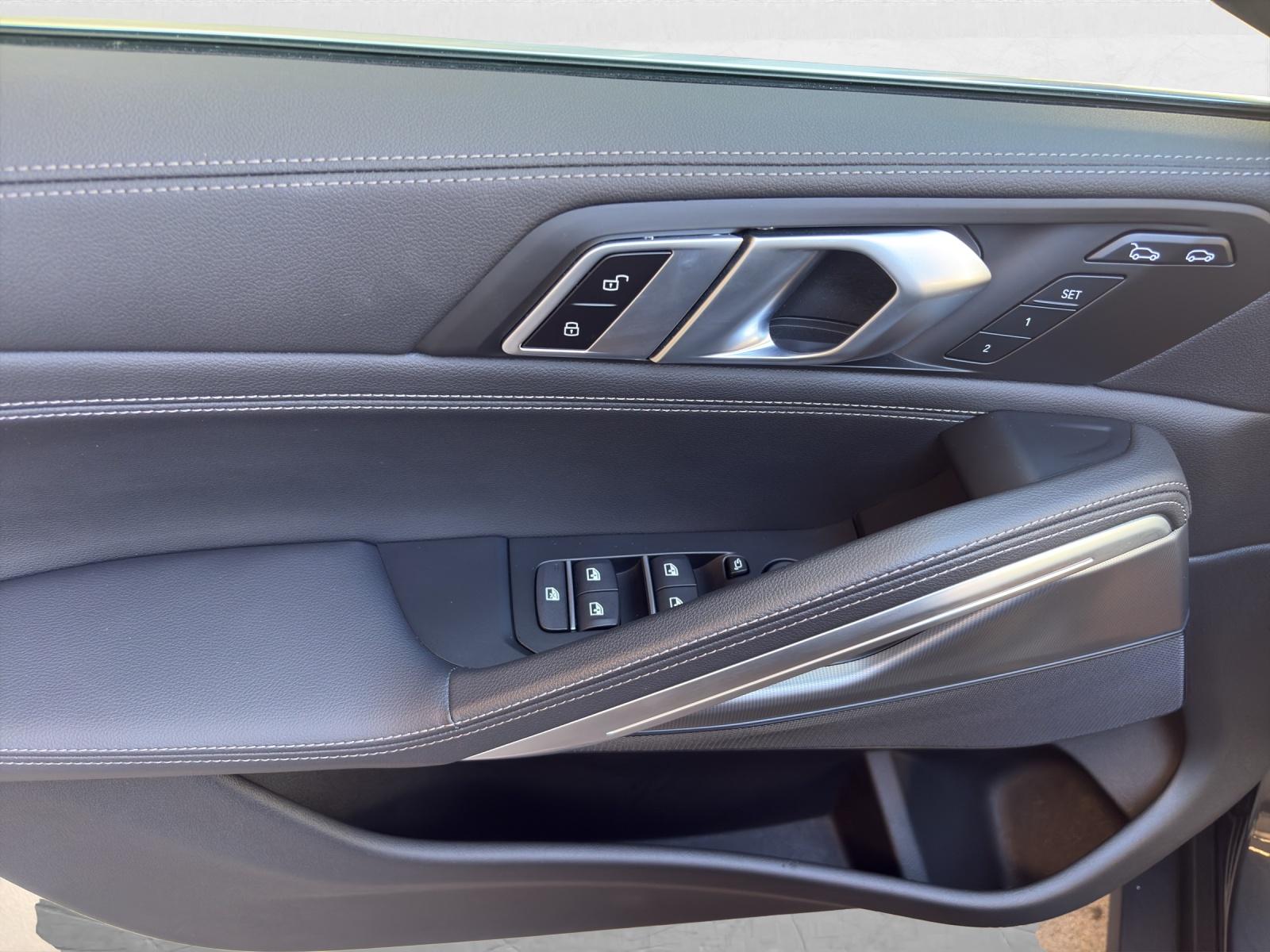 BMW X6 40i xDrive-image-16