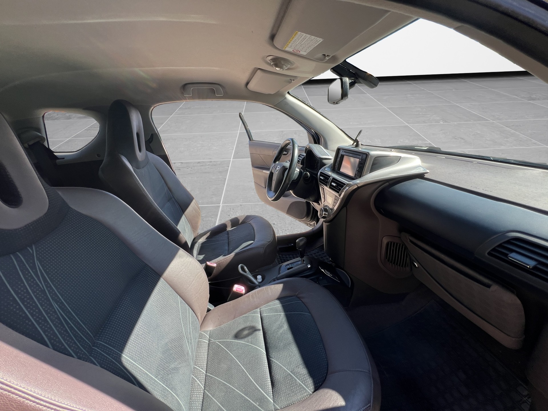 TOYOTA iQ 1.33 VVT-i Linea Sol Prem. MiD-image-13