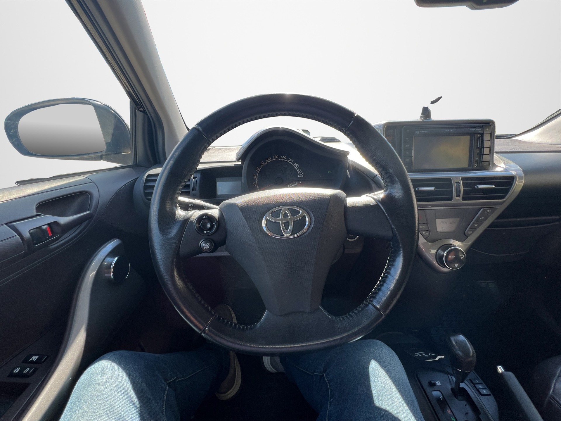 TOYOTA iQ 1.33 VVT-i Linea Sol Prem. MiD-image-9