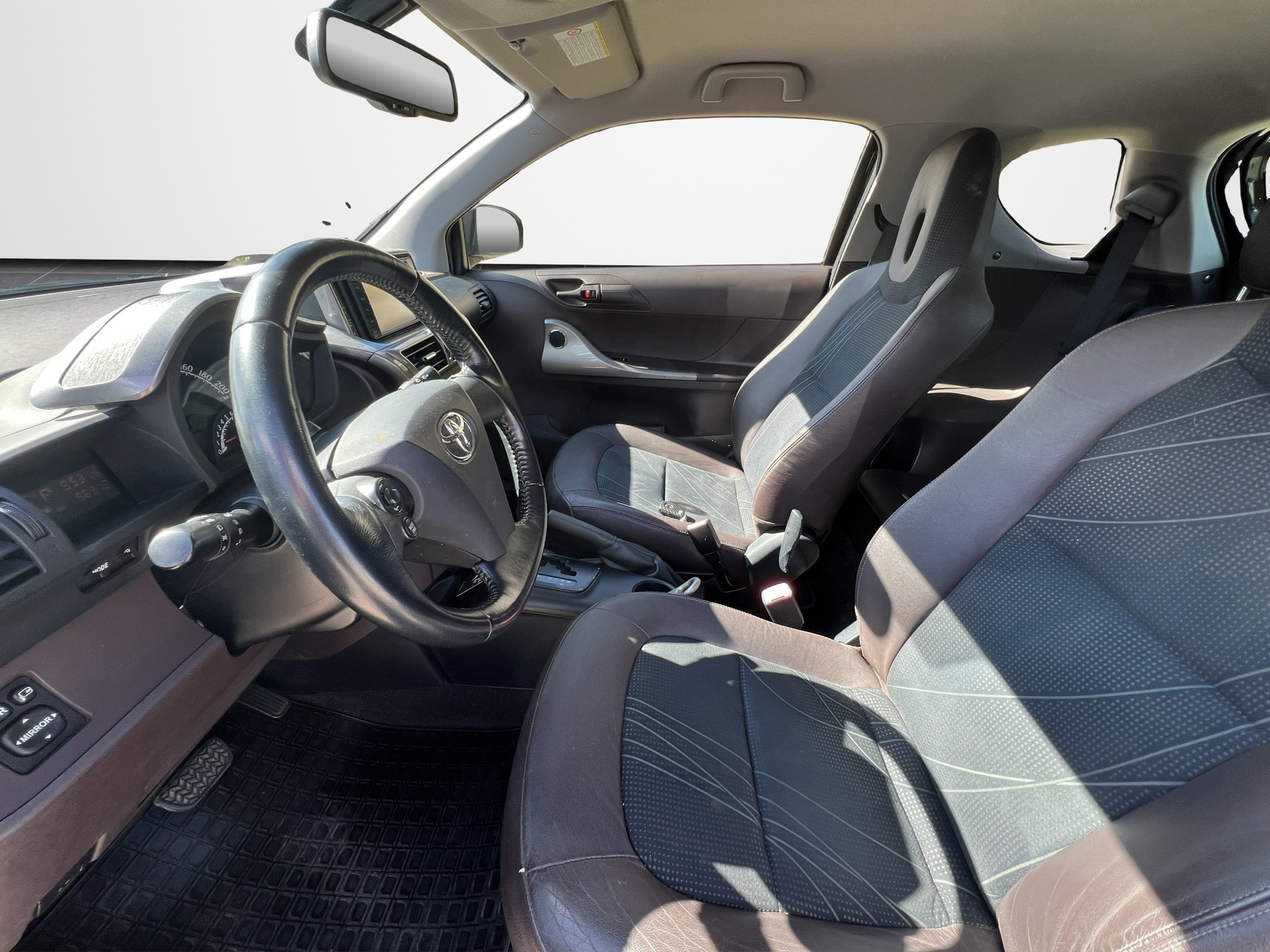 TOYOTA iQ 1.33 VVT-i Linea Sol Prem. MiD-image-8