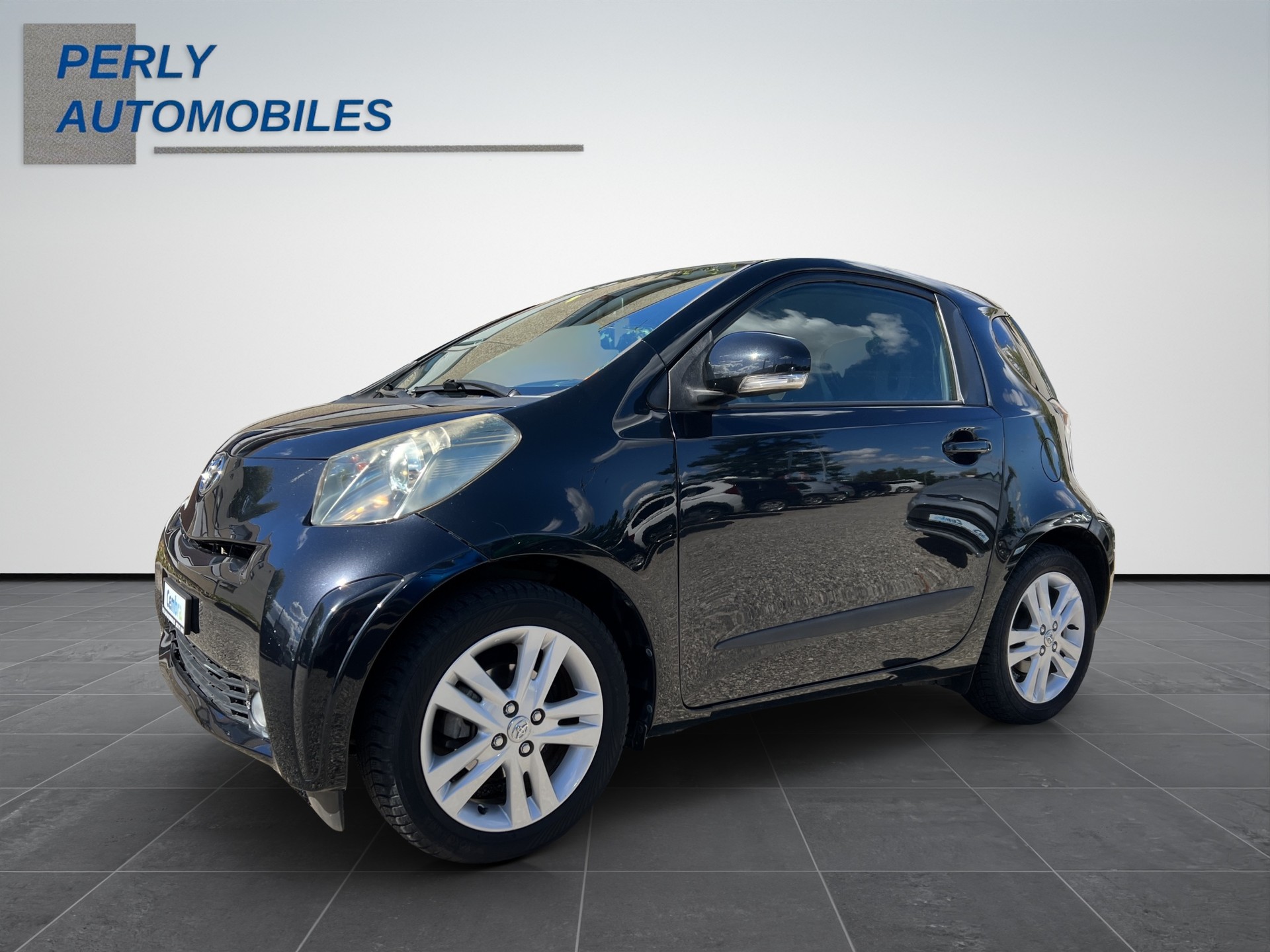 TOYOTA iQ 1.33 VVT-i Linea Sol Prem. MiD-image-1