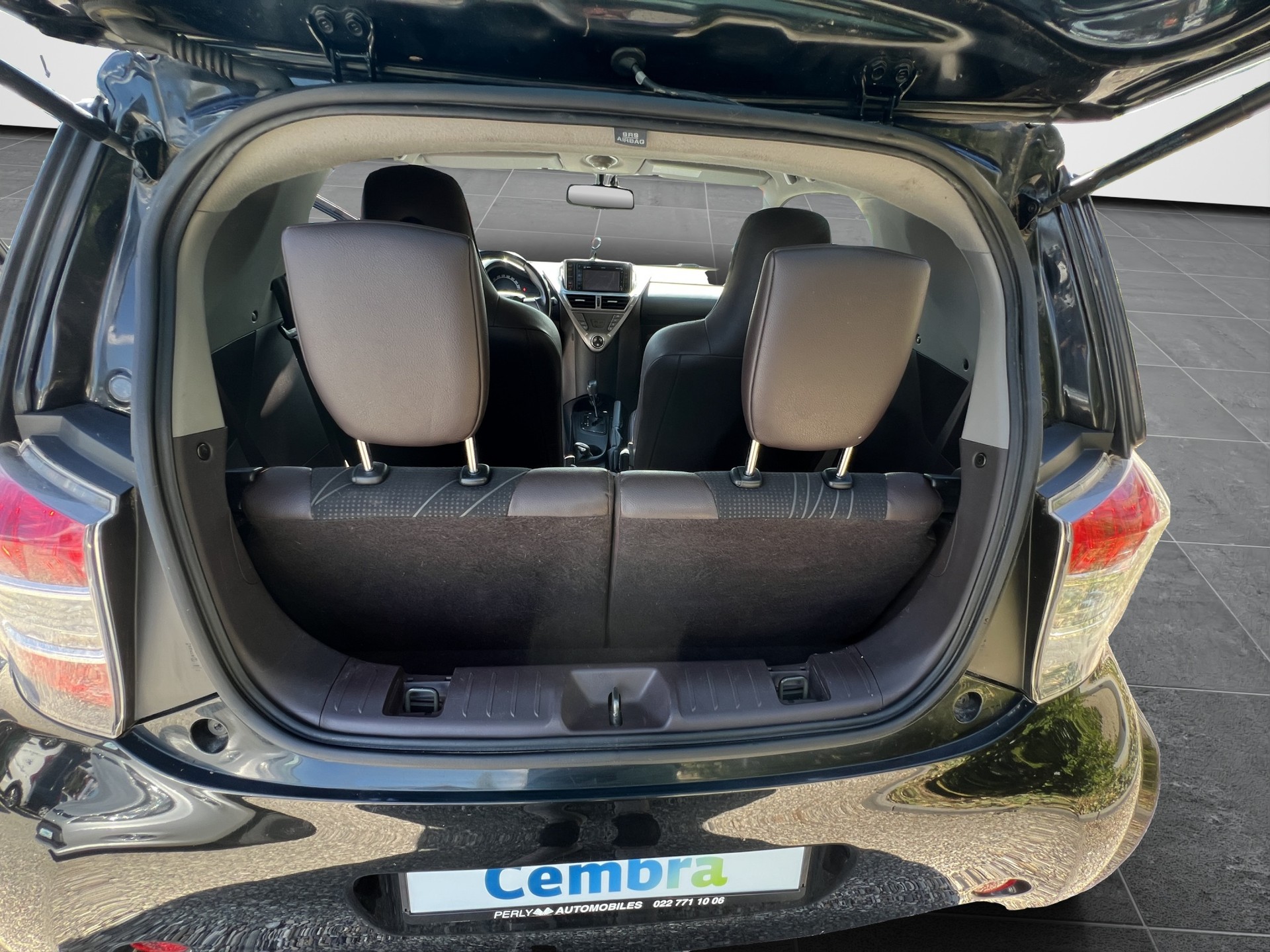TOYOTA iQ 1.33 VVT-i Linea Sol Prem. MiD-image-15