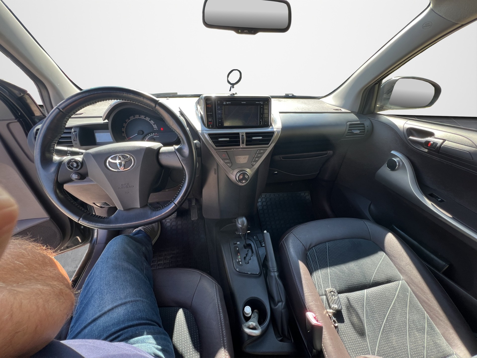 TOYOTA iQ 1.33 VVT-i Linea Sol Prem. MiD-image-12