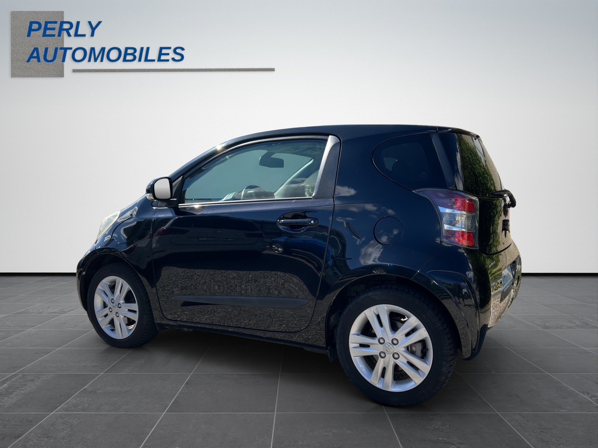 TOYOTA iQ 1.33 VVT-i Linea Sol Prem. MiD-image-3