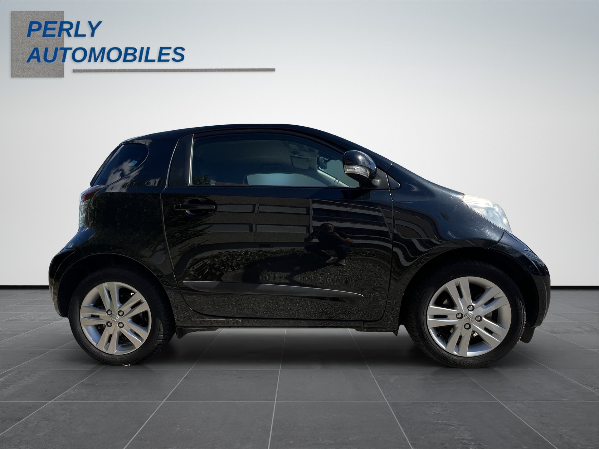 TOYOTA iQ 1.33 VVT-i Linea Sol Prem. MiD-image-6