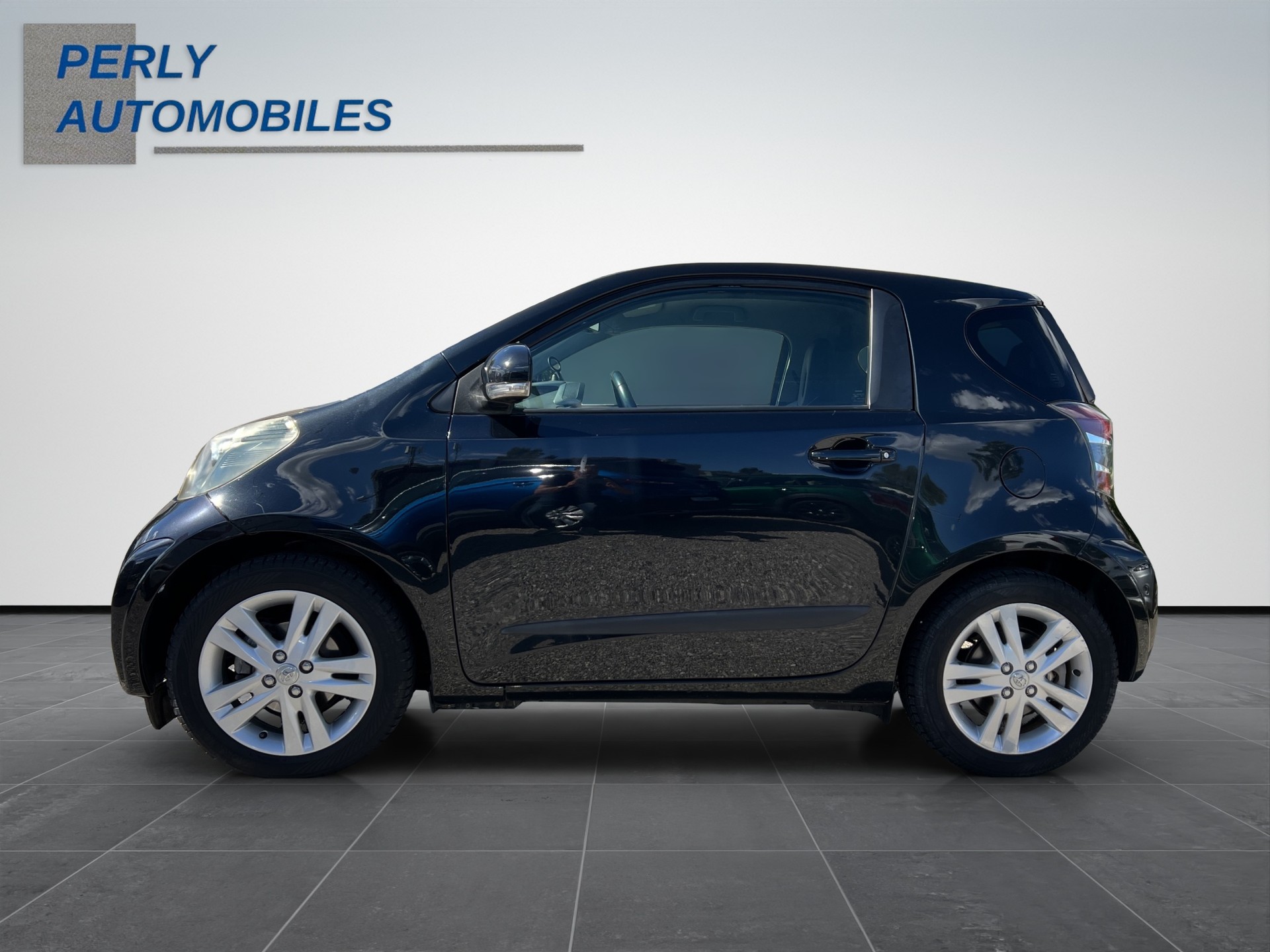 TOYOTA iQ 1.33 VVT-i Linea Sol Prem. MiD-image-2