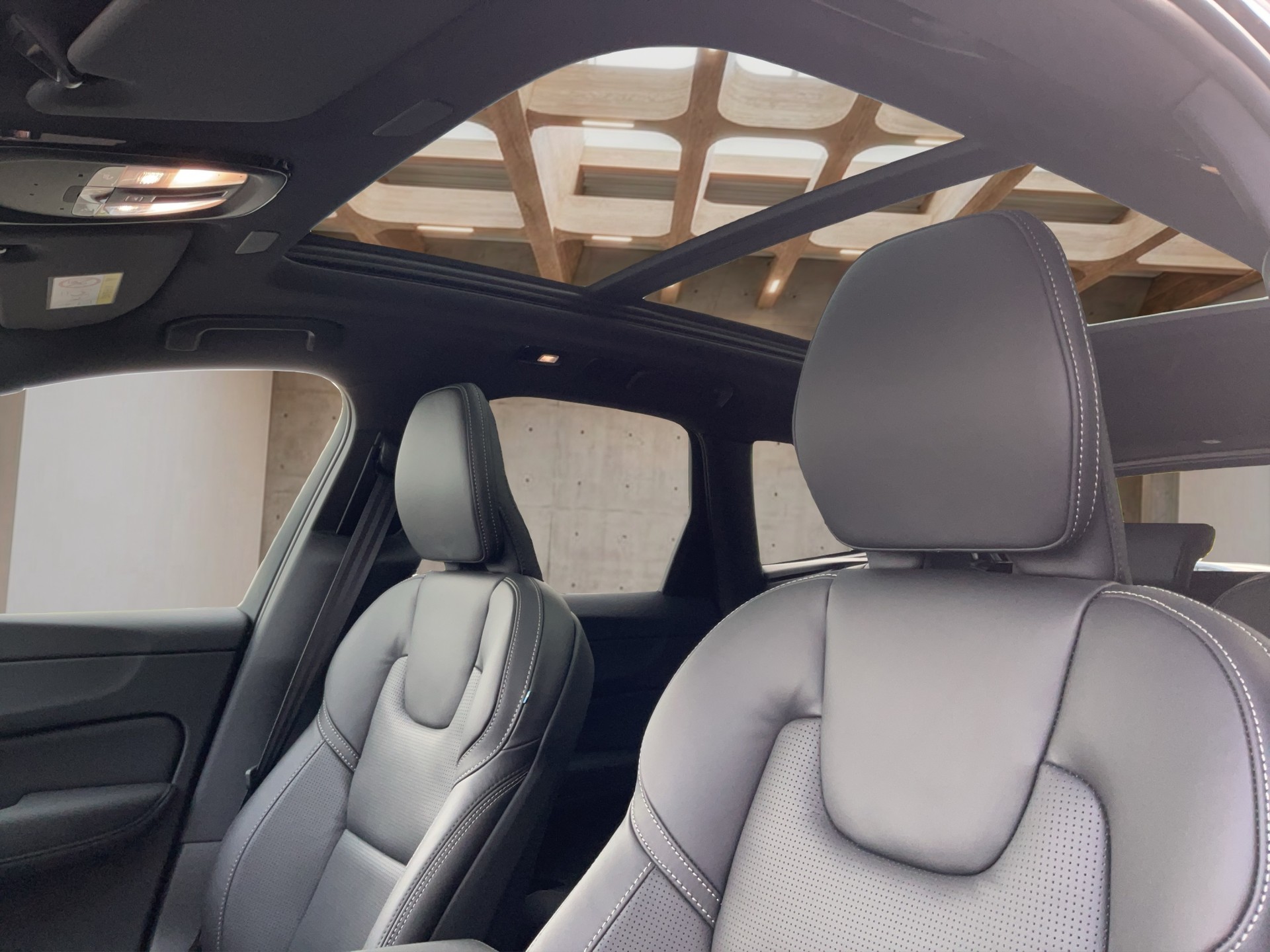 VOLVO XC60 2.0 B5 MH Black Edition AWD-image-16