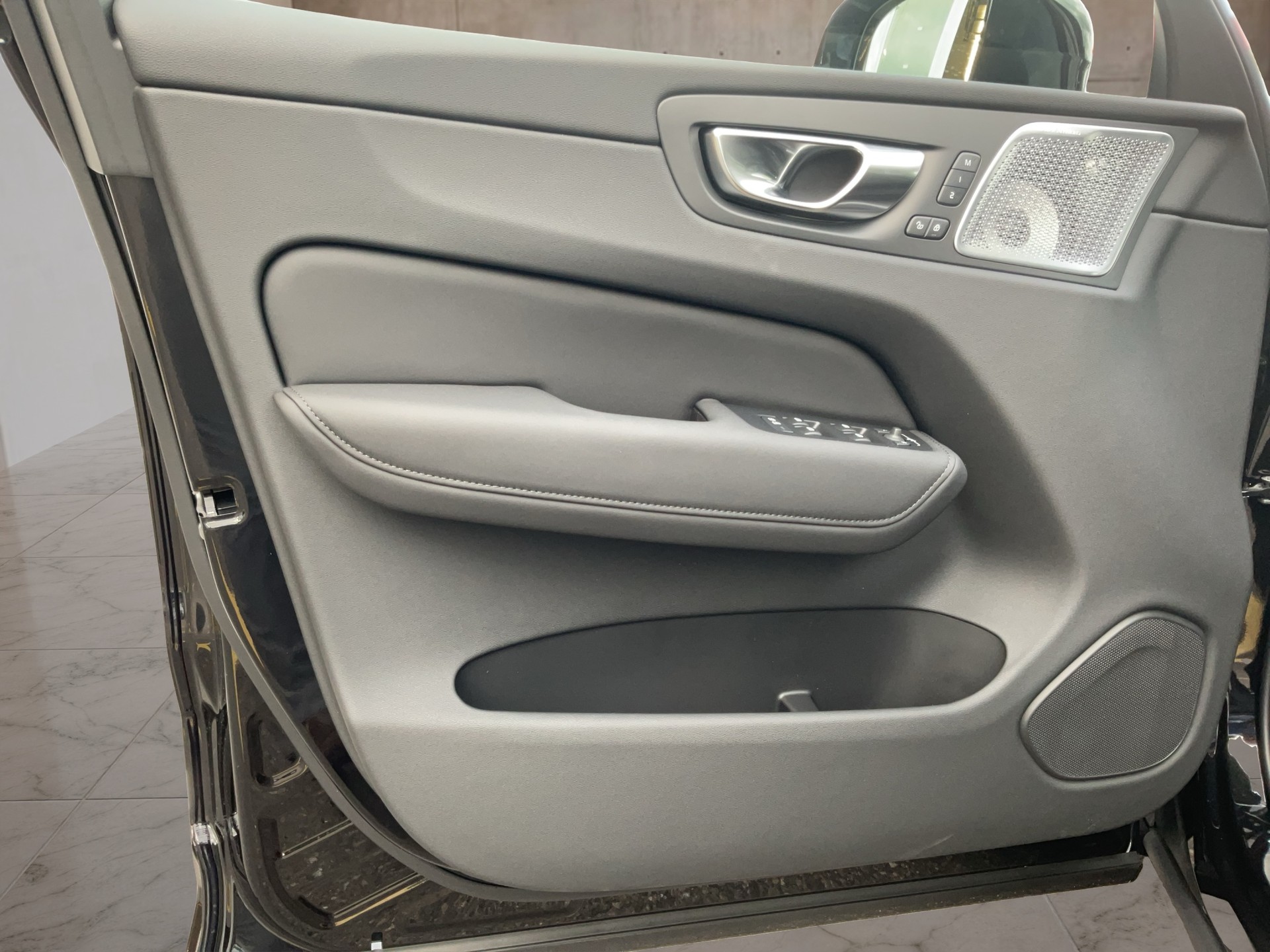 VOLVO XC60 2.0 B5 MH Black Edition AWD-image-17