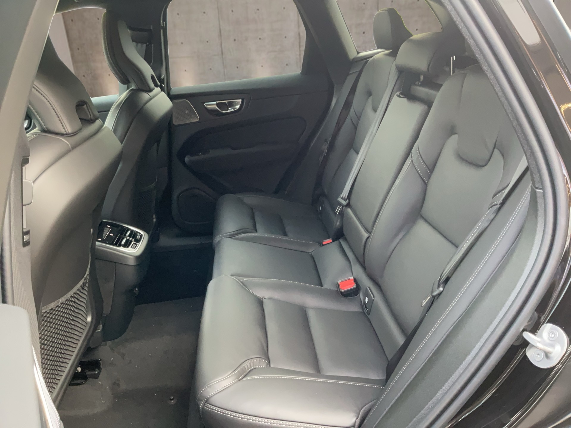 VOLVO XC60 2.0 B5 MH Black Edition AWD-image-11