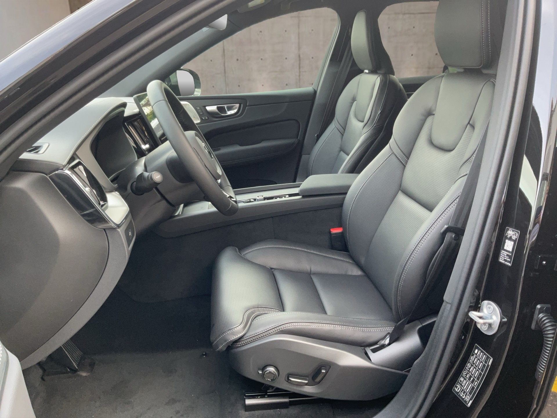 VOLVO XC60 2.0 B5 MH Black Edition AWD-image-10