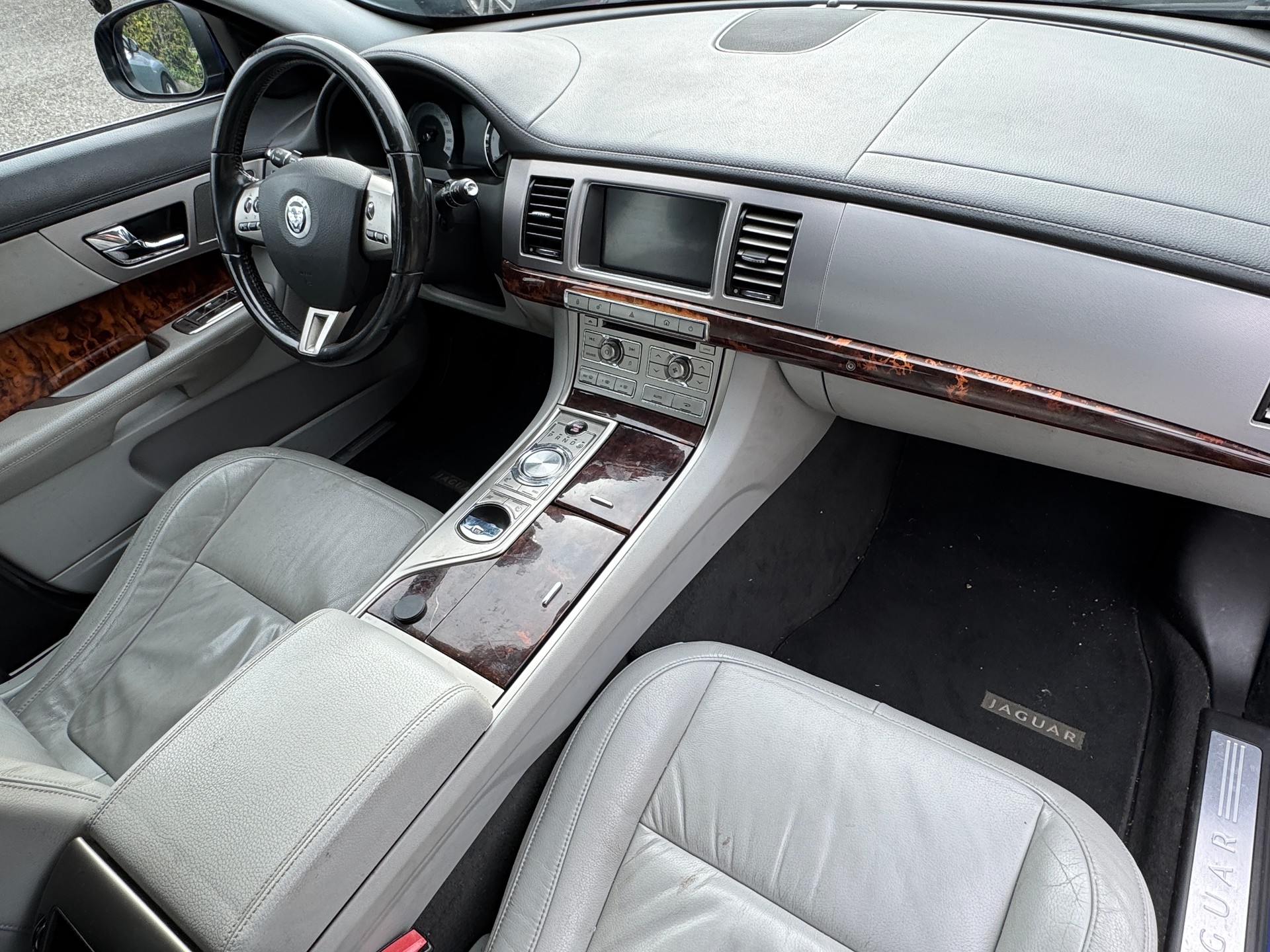 JAGUAR XF 3.0d S V6 Premium Luxury-image-9