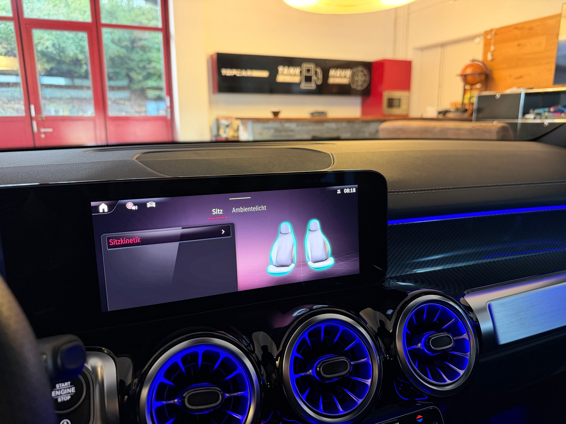 MERCEDES-BENZ GLB 200 7G-Tronic FACELIFT AMG LINE-image-28