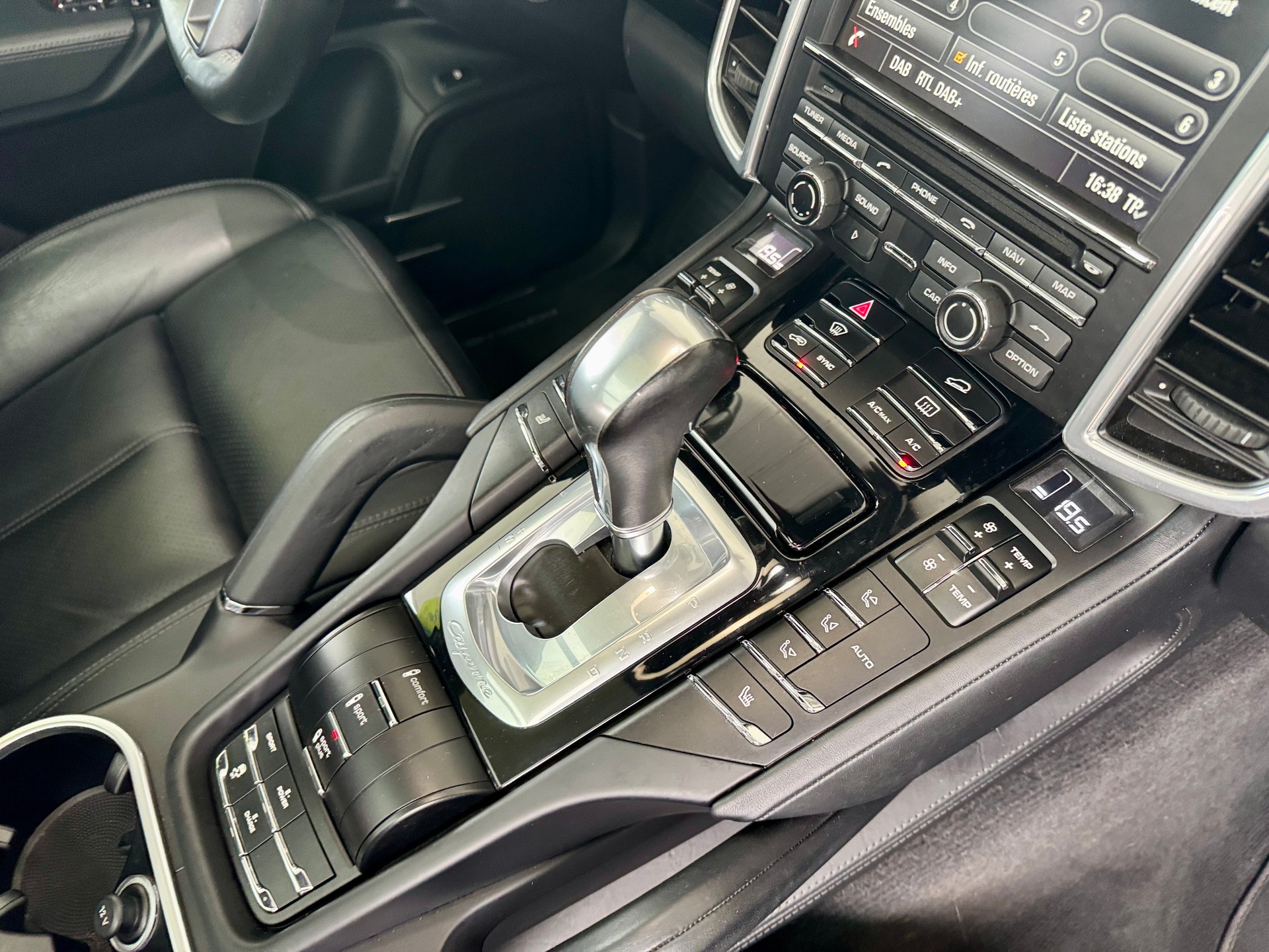 PORSCHE Cayenne S E-Hybrid-image-11