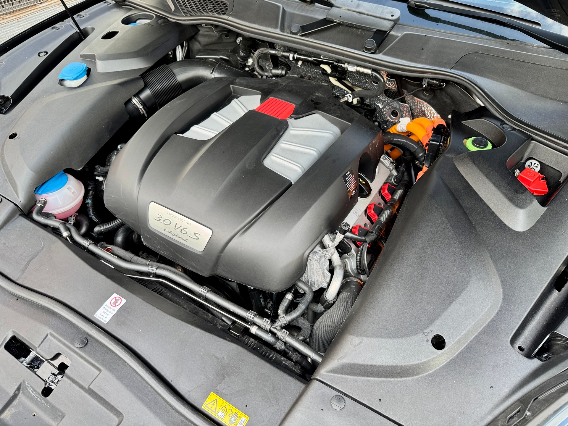 PORSCHE Cayenne S E-Hybrid-image-14
