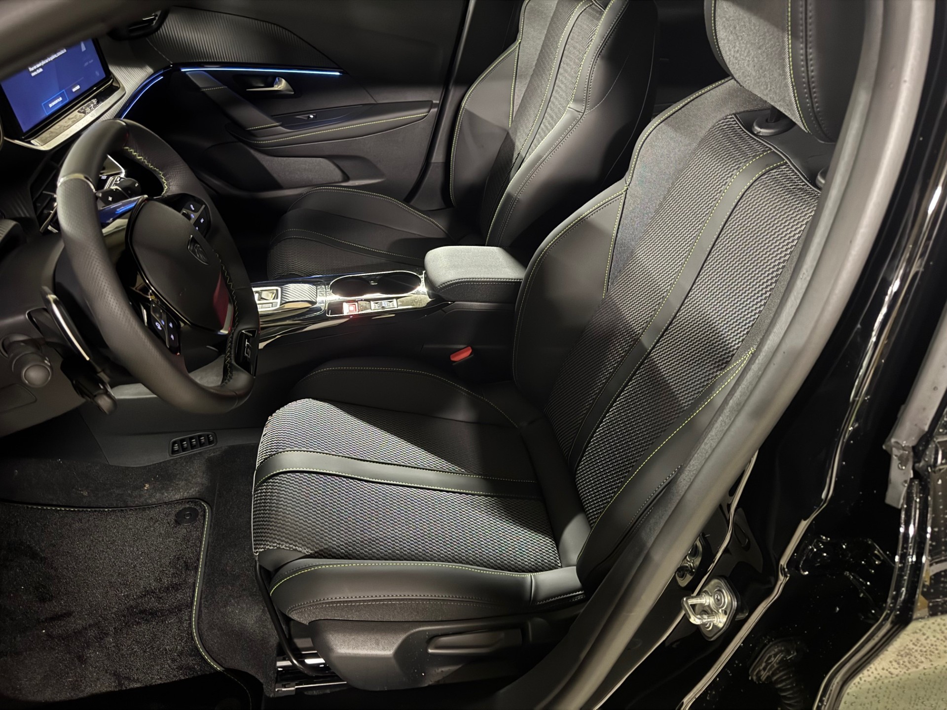 PEUGEOT 208 1.2 MHEV 145 GT-image-5