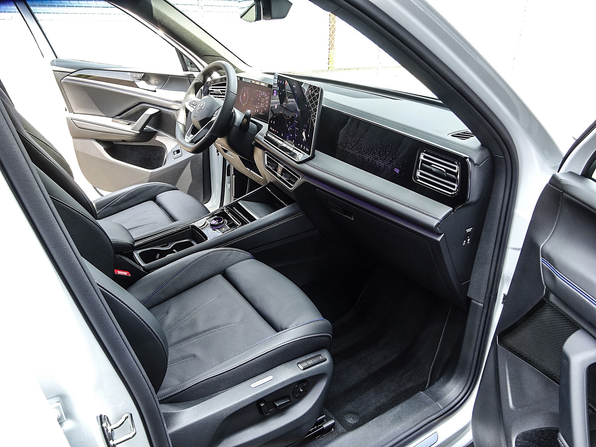 VW Tiguan 2.0 TDI SCR R-Line 4Motion DSG // CH-Fahrzeug // IQ.Light // Standheizung...-image-7