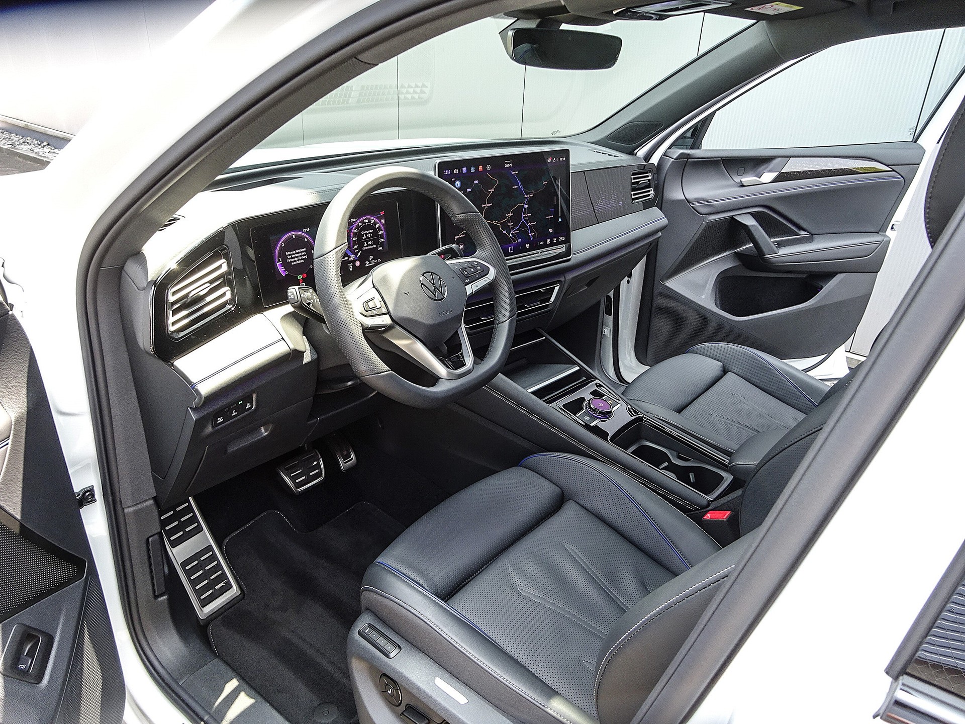 VW Tiguan 2.0 TDI SCR R-Line 4Motion DSG // CH-Fahrzeug // IQ.Light // Standheizung...-image-6