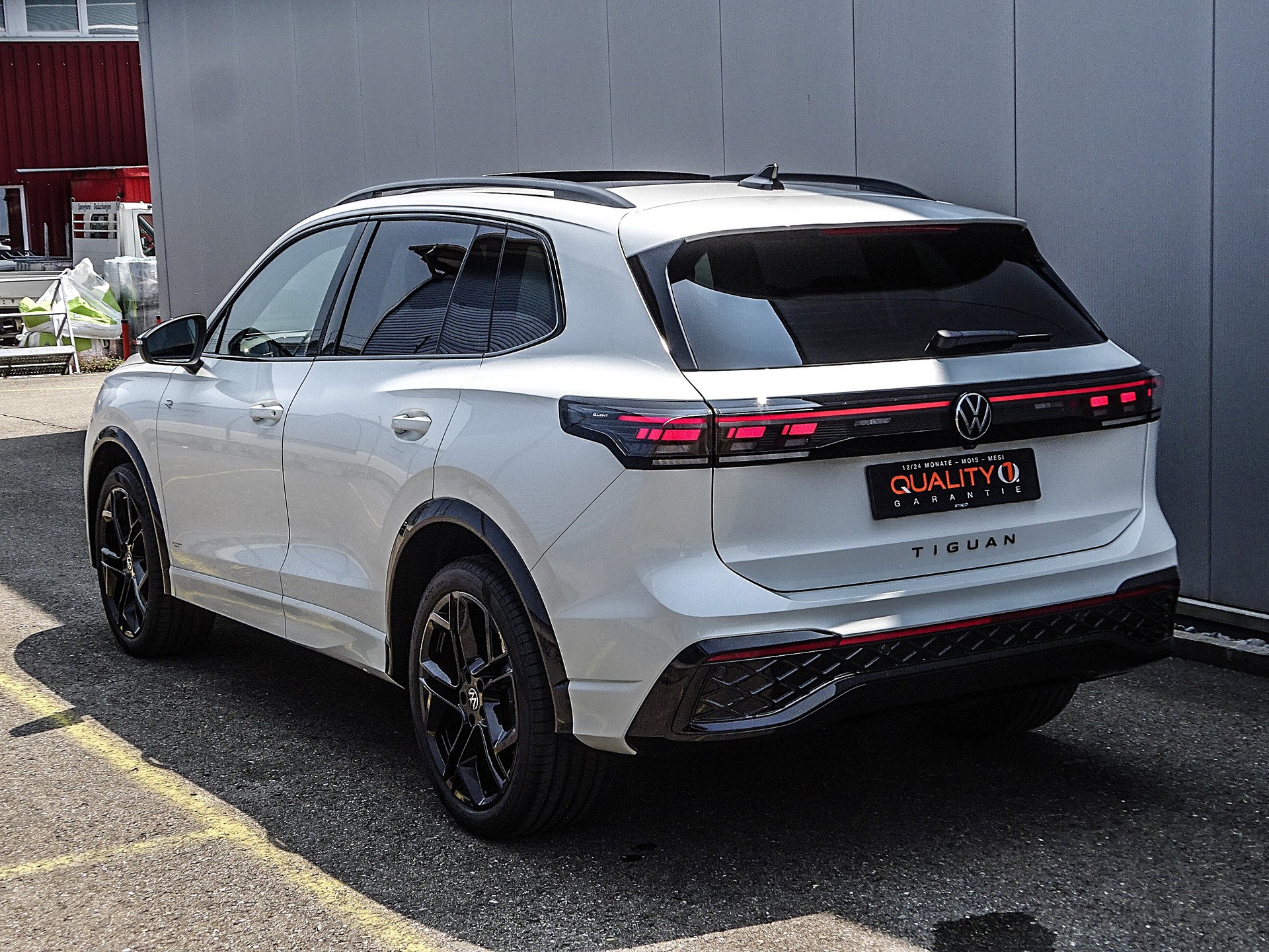 VW Tiguan 2.0 TDI SCR R-Line 4Motion DSG // CH-Fahrzeug // IQ.Light // Standheizung...-image-2