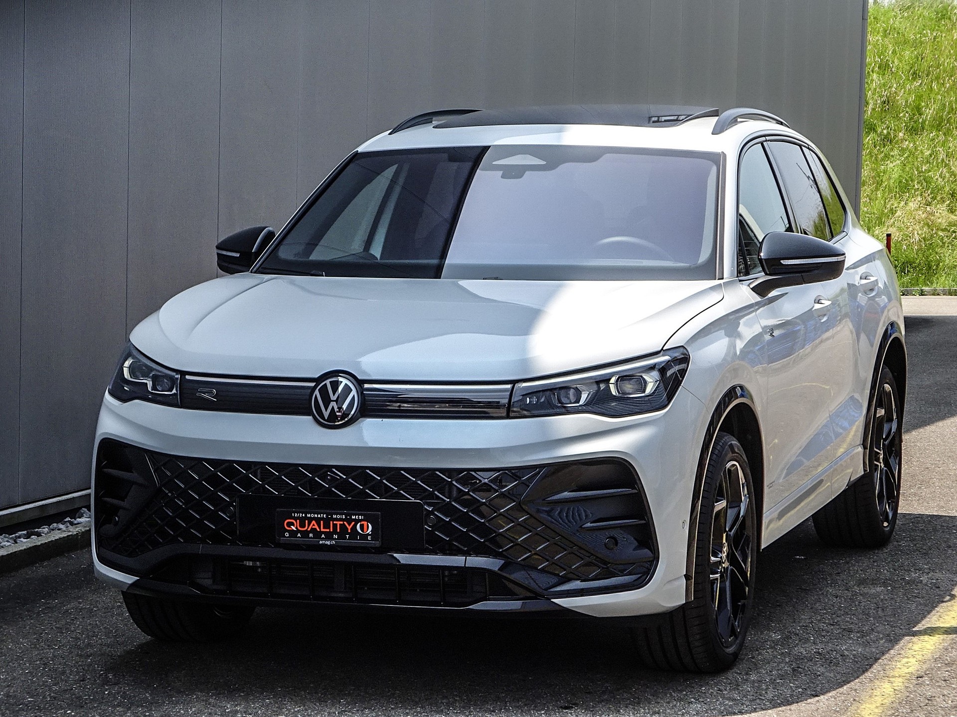 VW Tiguan 2.0 TDI SCR R-Line 4Motion DSG // CH-Fahrzeug // IQ.Light // Standheizung...-image-1