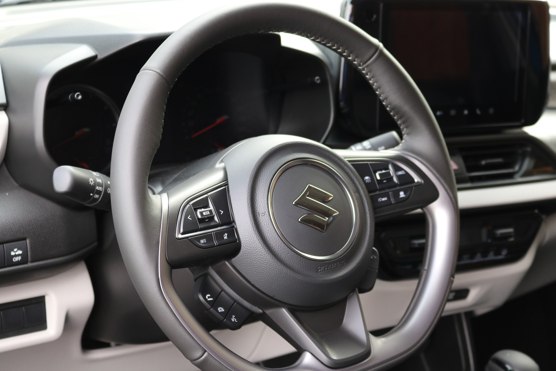 SUZUKI Swift 1.2 Compact+ Hybrid CVT-image-4