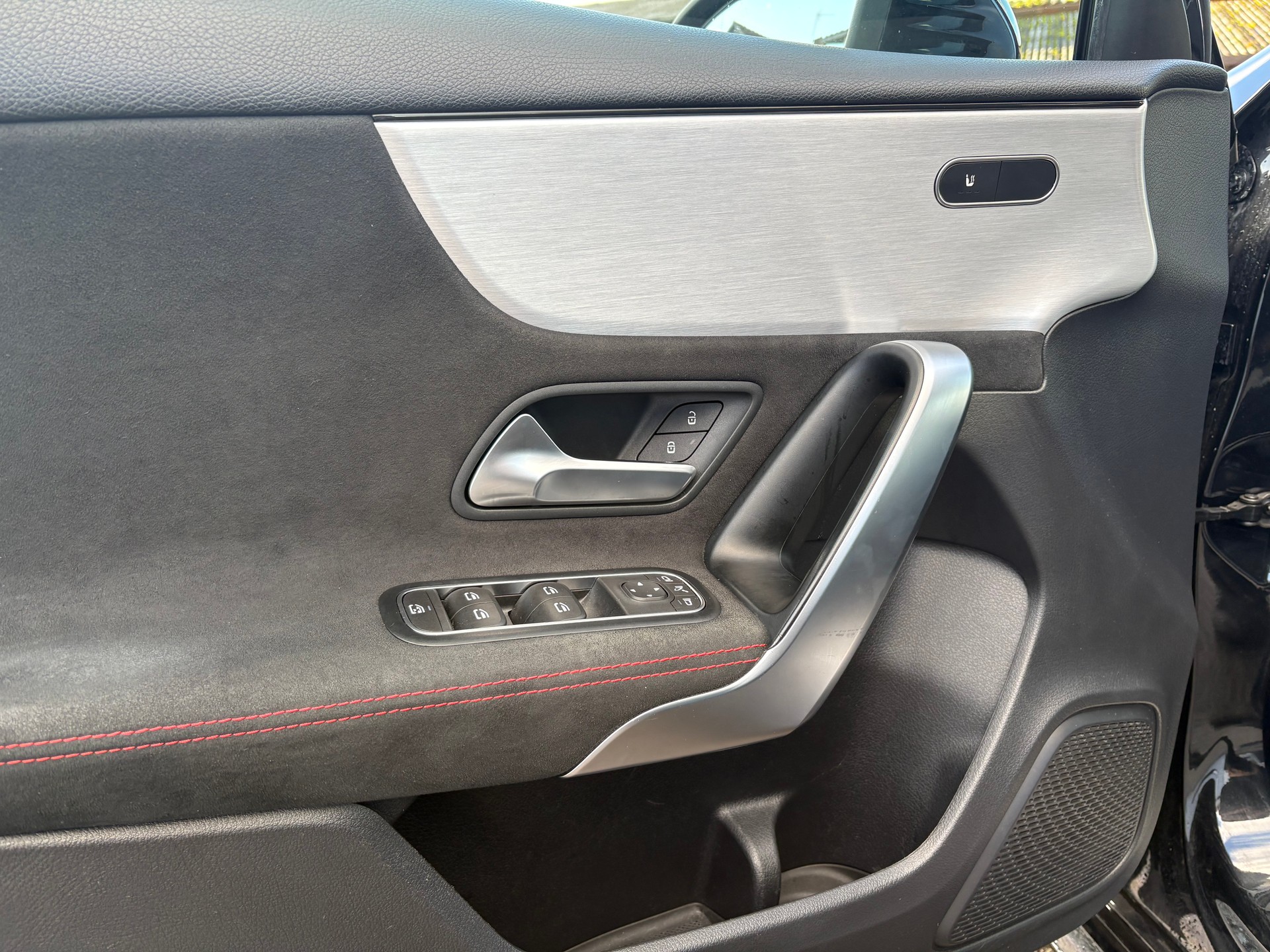 MERCEDES-BENZ A 220 AMG Line 7G-DCT-image-12