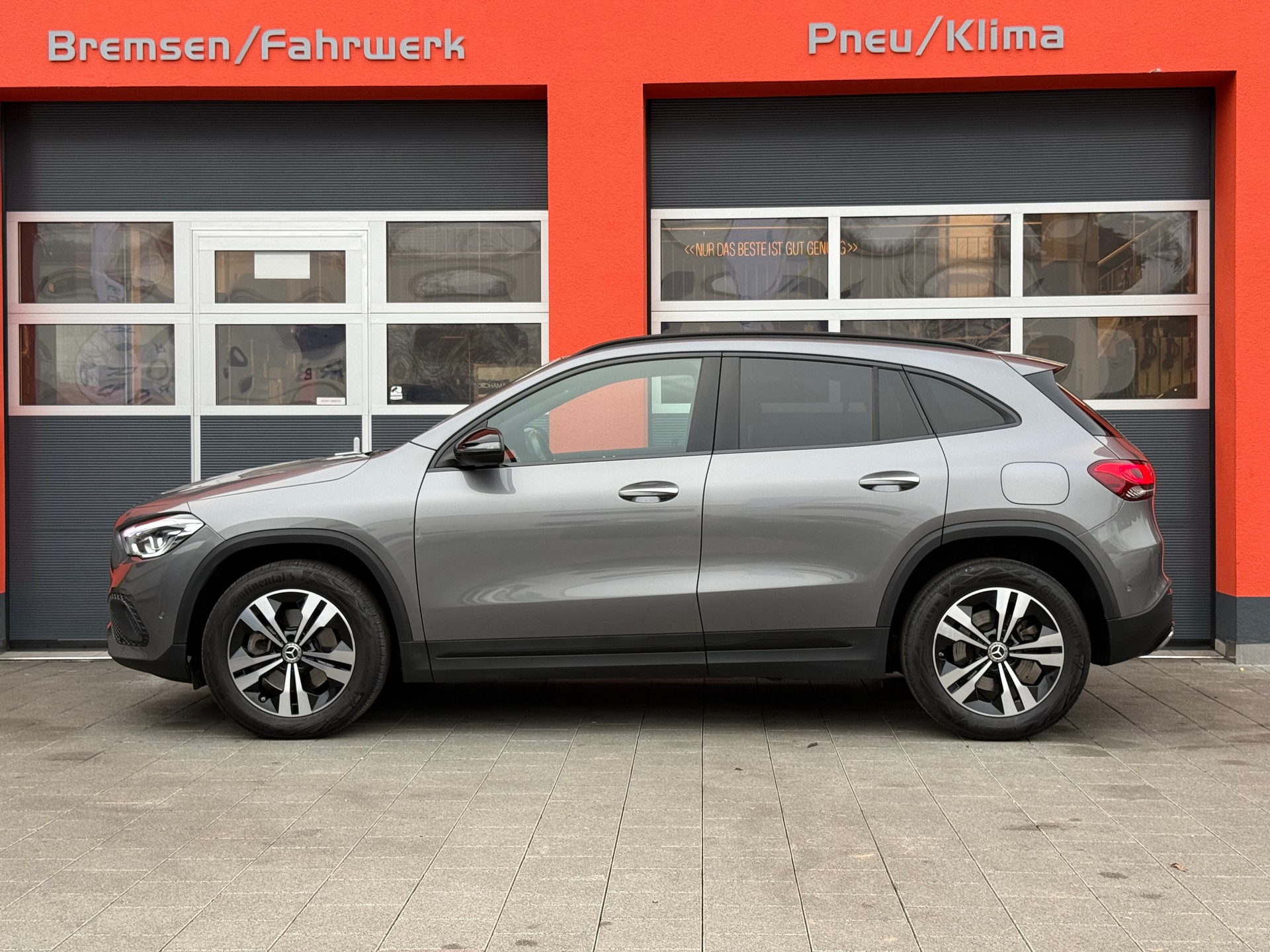 MERCEDES-BENZ GLA 220d 4Matic Progressive 8G-DCT-image-1