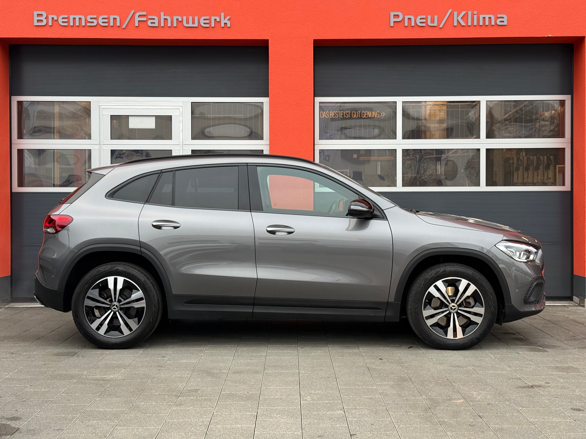 MERCEDES-BENZ GLA 220d 4Matic Progressive 8G-DCT-image-3