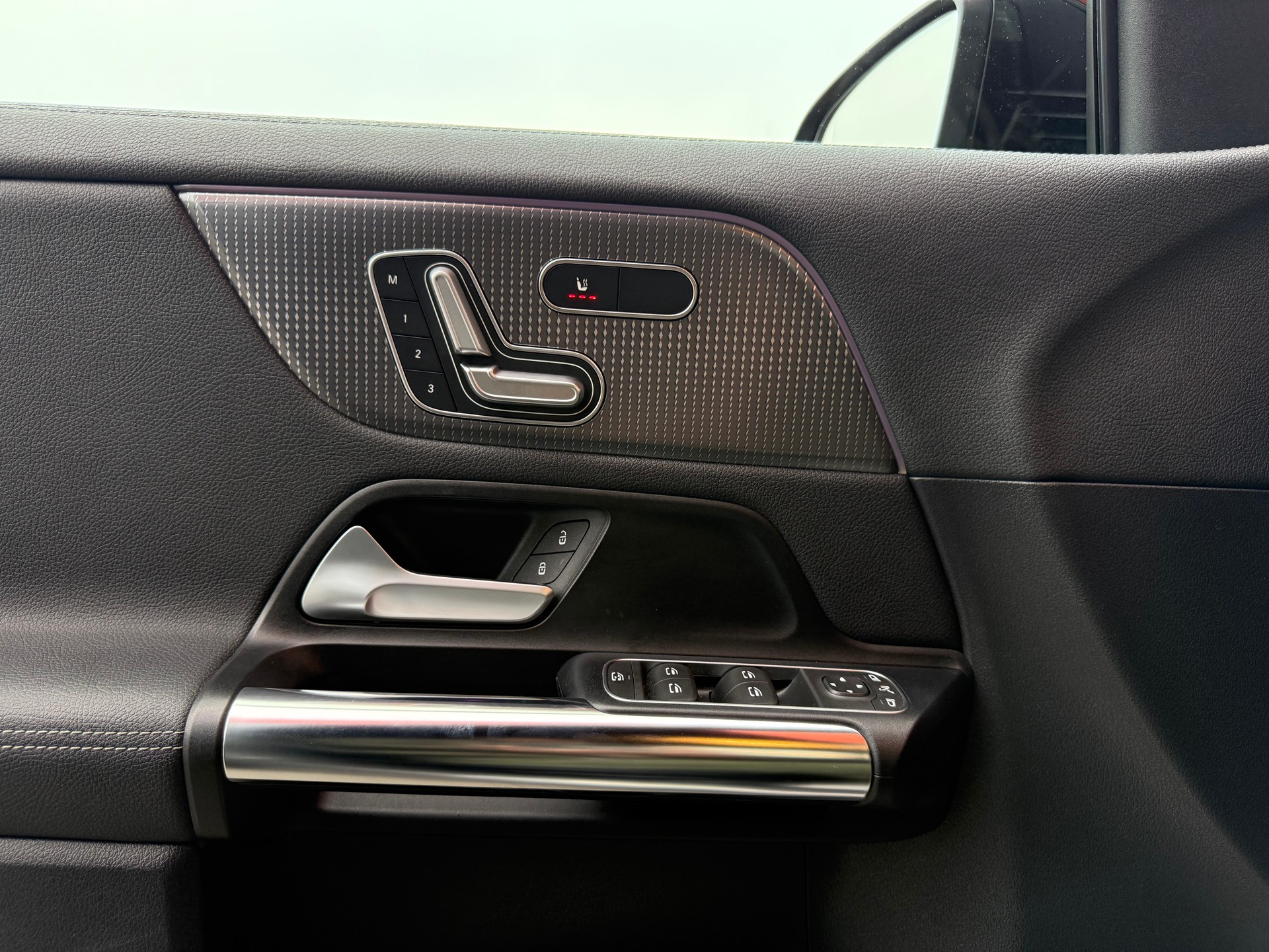 MERCEDES-BENZ GLA 220d 4Matic Progressive 8G-DCT-image-9