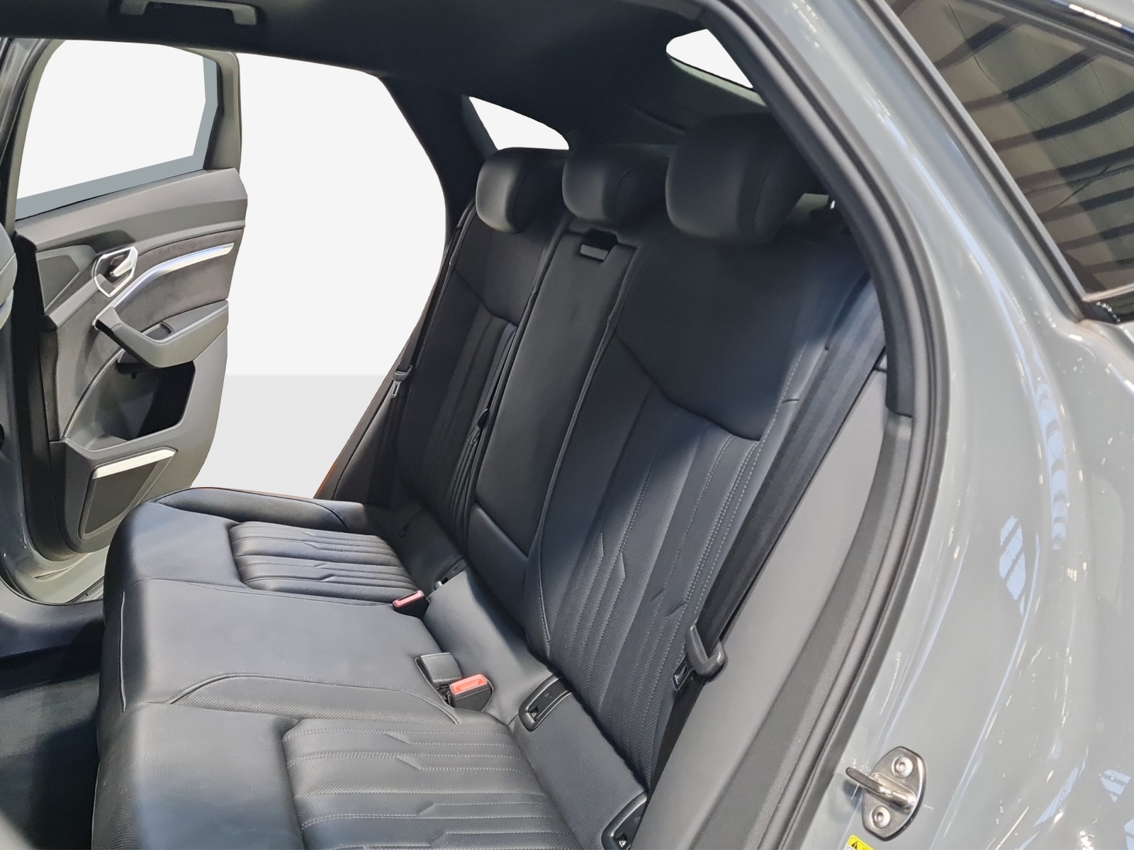 AUDI e-tron 55 Sportback S Line quattro-image-12