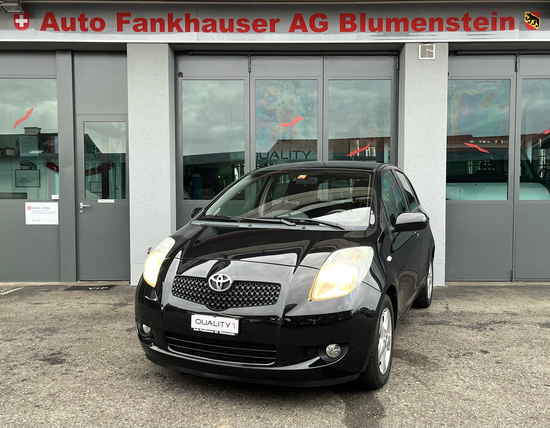 TOYOTA Yaris 1.3 Linea Sol-image-1