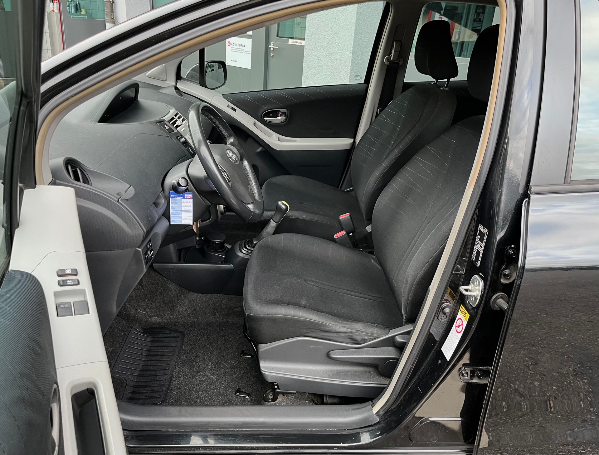 TOYOTA Yaris 1.3 Linea Sol-image-8