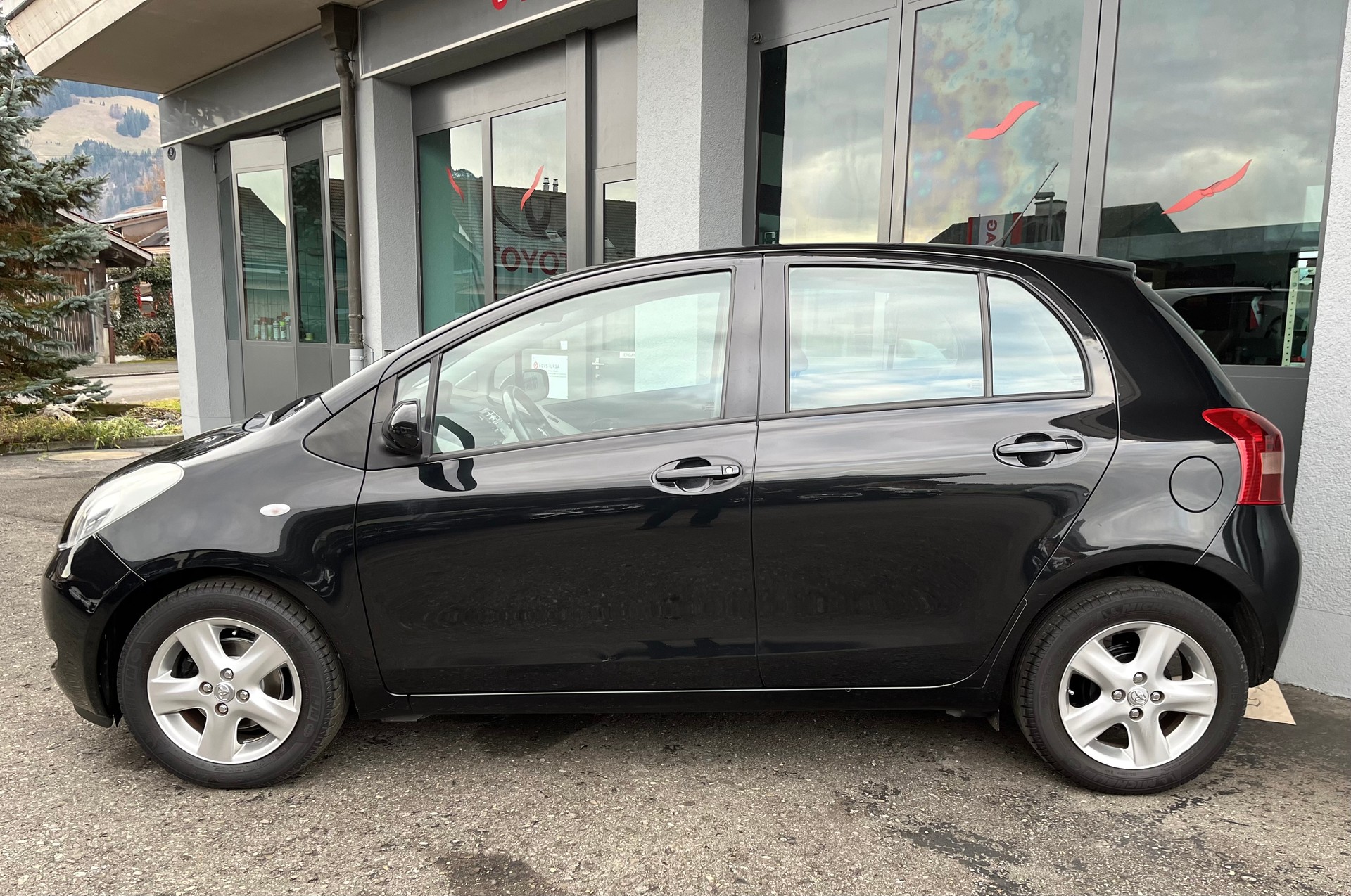 TOYOTA Yaris 1.3 Linea Sol-image-3