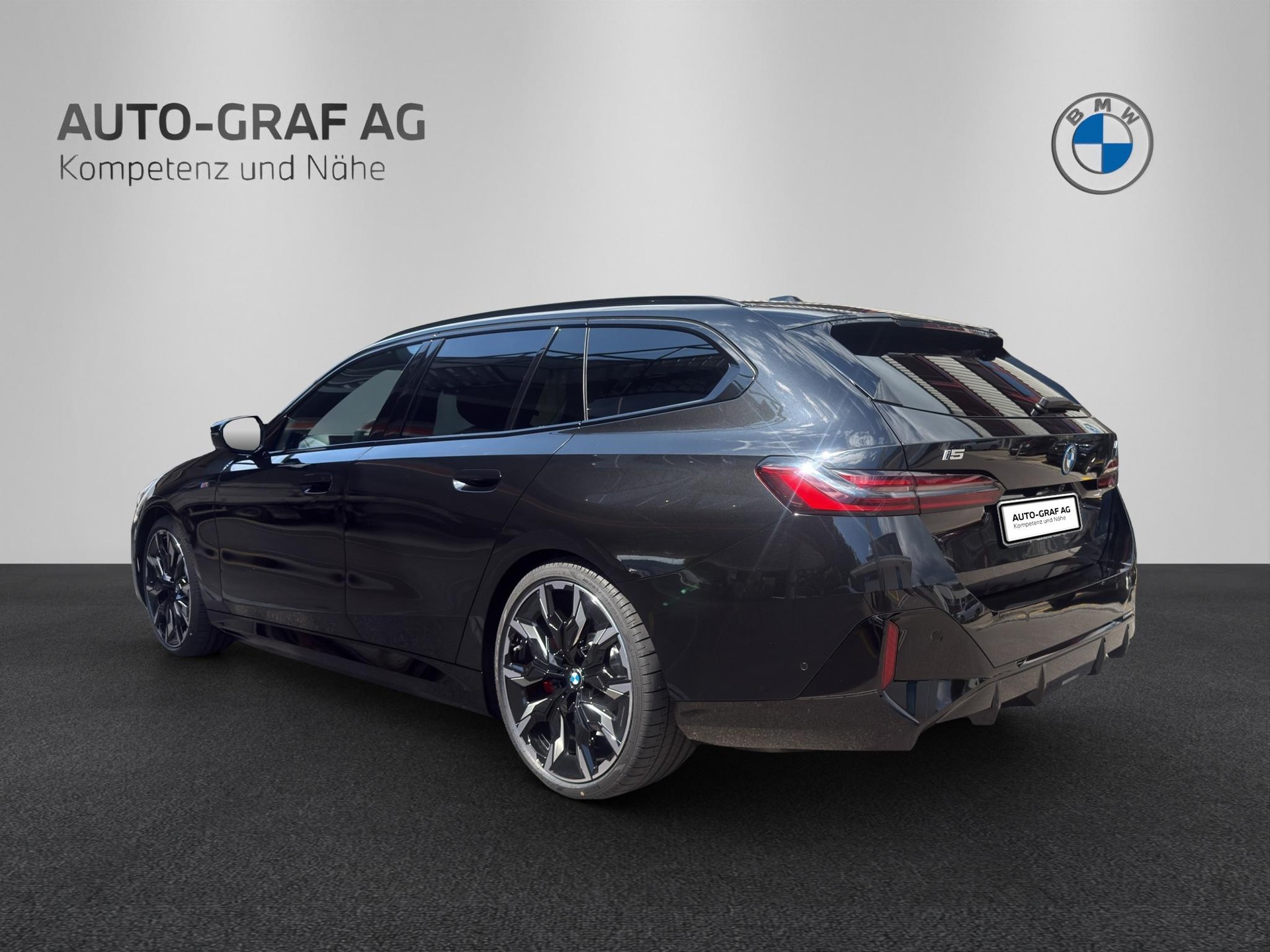 BMW i5 M60 xDrive Touring M Sport Pro-image-2