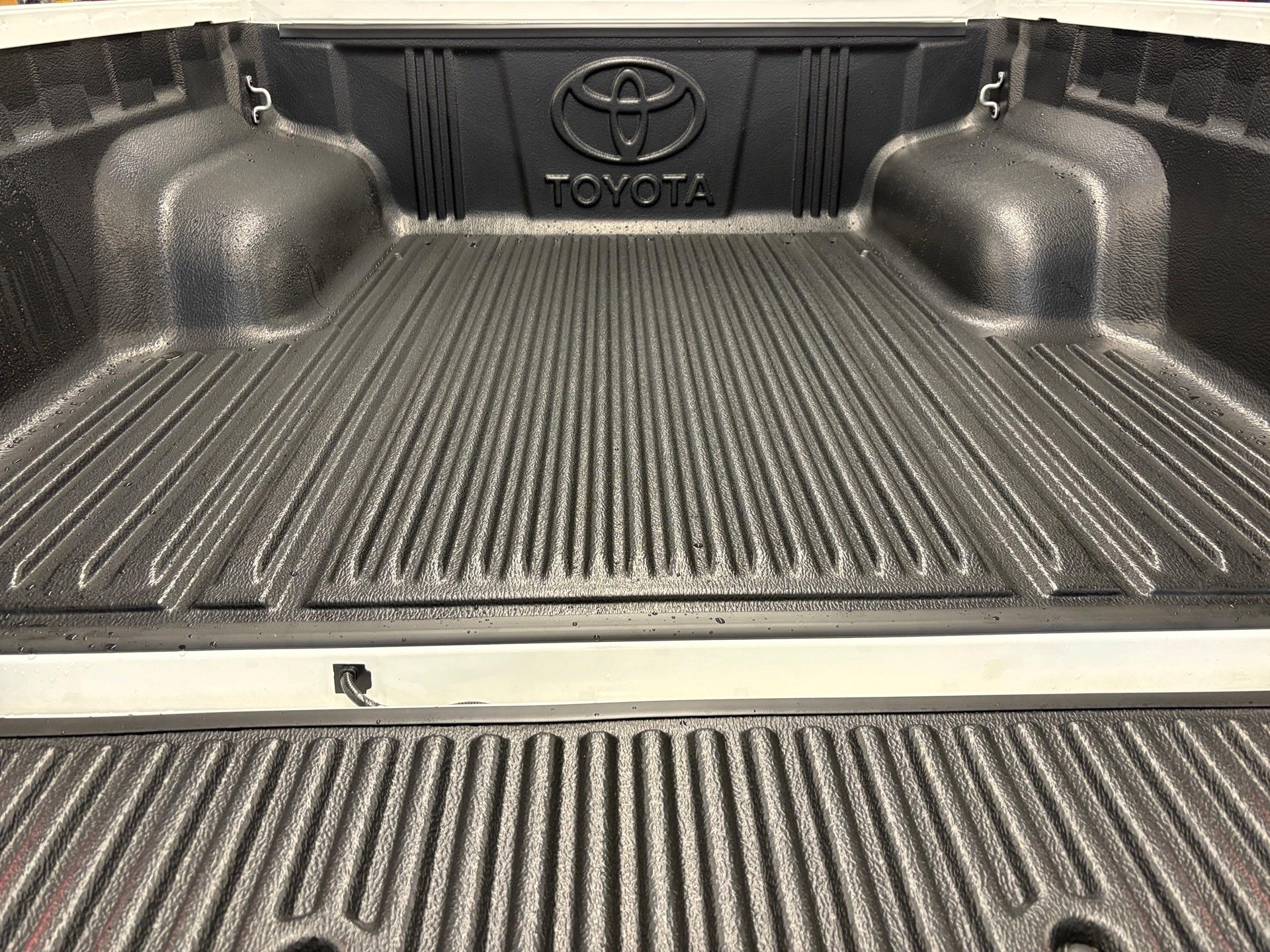TOYOTA Hilux Double Cab.-Pick-up 2.8 D-4D MHEV 204 Invincible-image-10