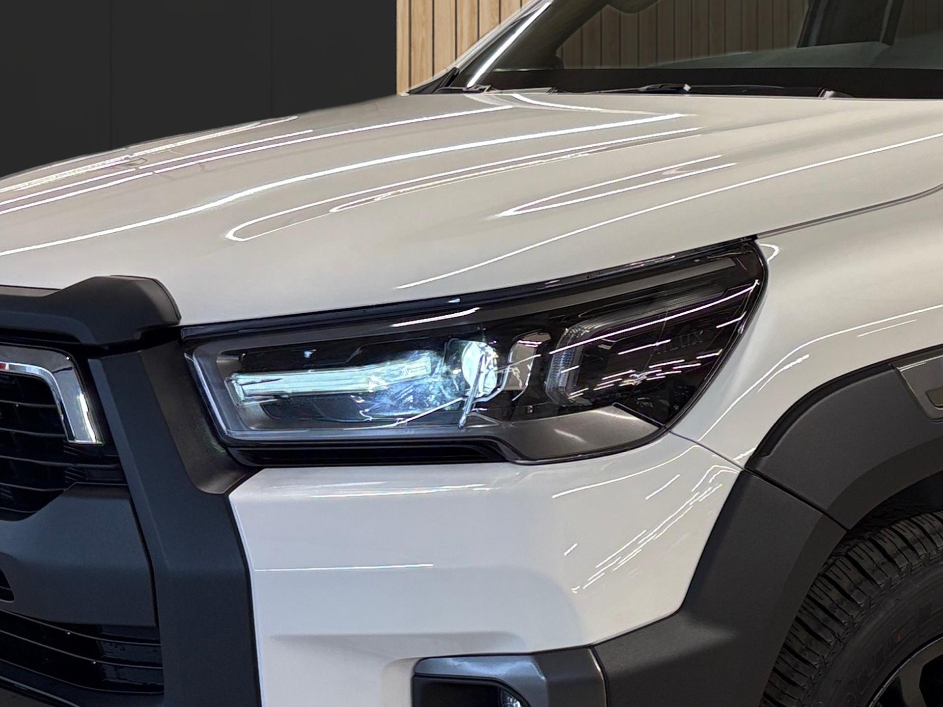 TOYOTA Hilux Double Cab.-Pick-up 2.8 D-4D MHEV 204 Invincible-image-8