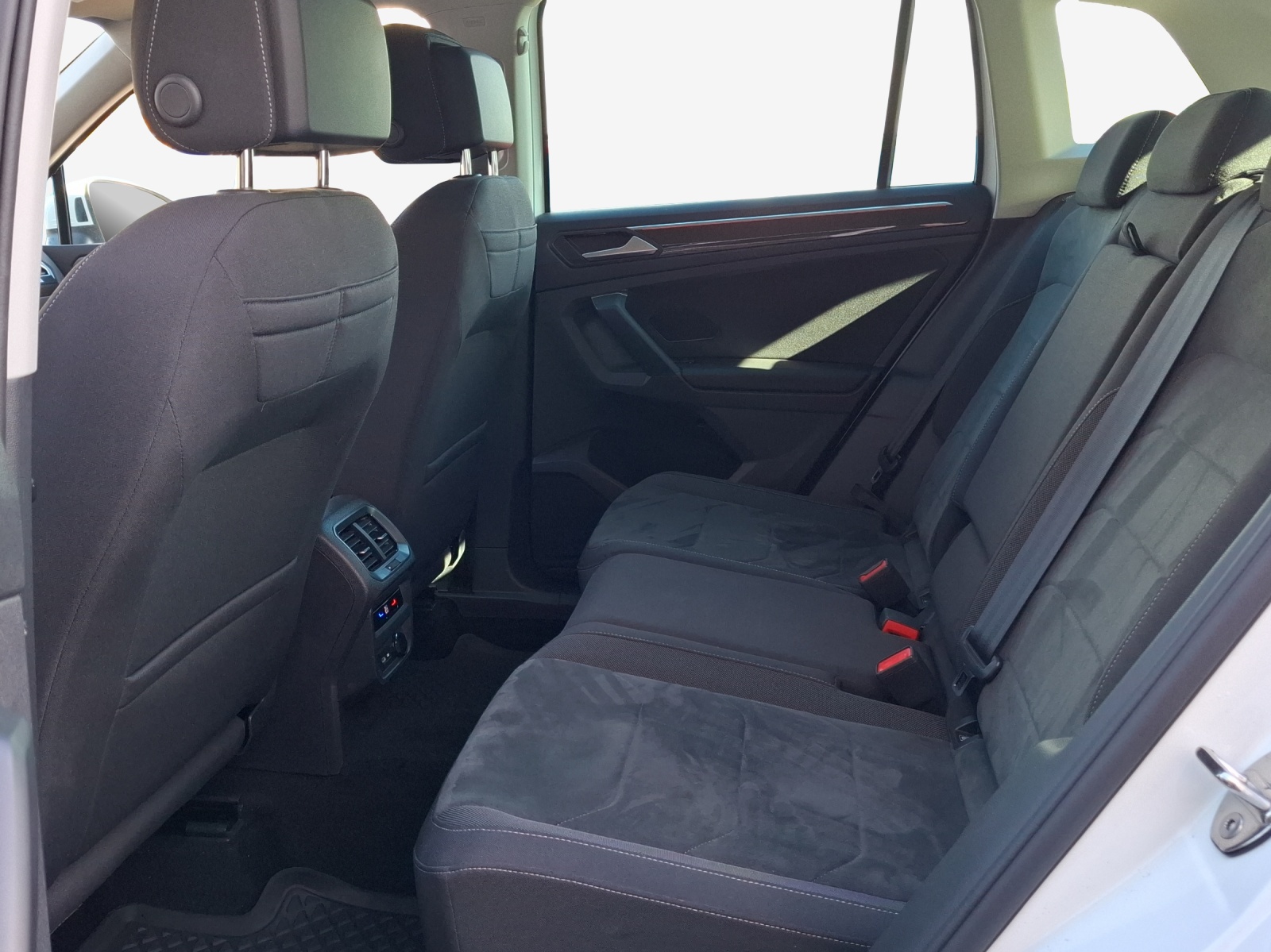 VW Tiguan 2.0 TDI SCR Elegance 4Motion DSG-image-11