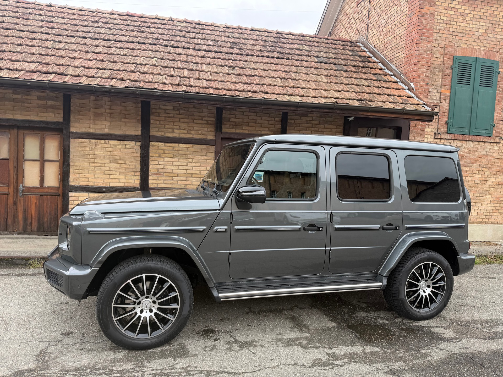 MERCEDES-BENZ G 350 d AMG Line 9G-Tronic-image-2