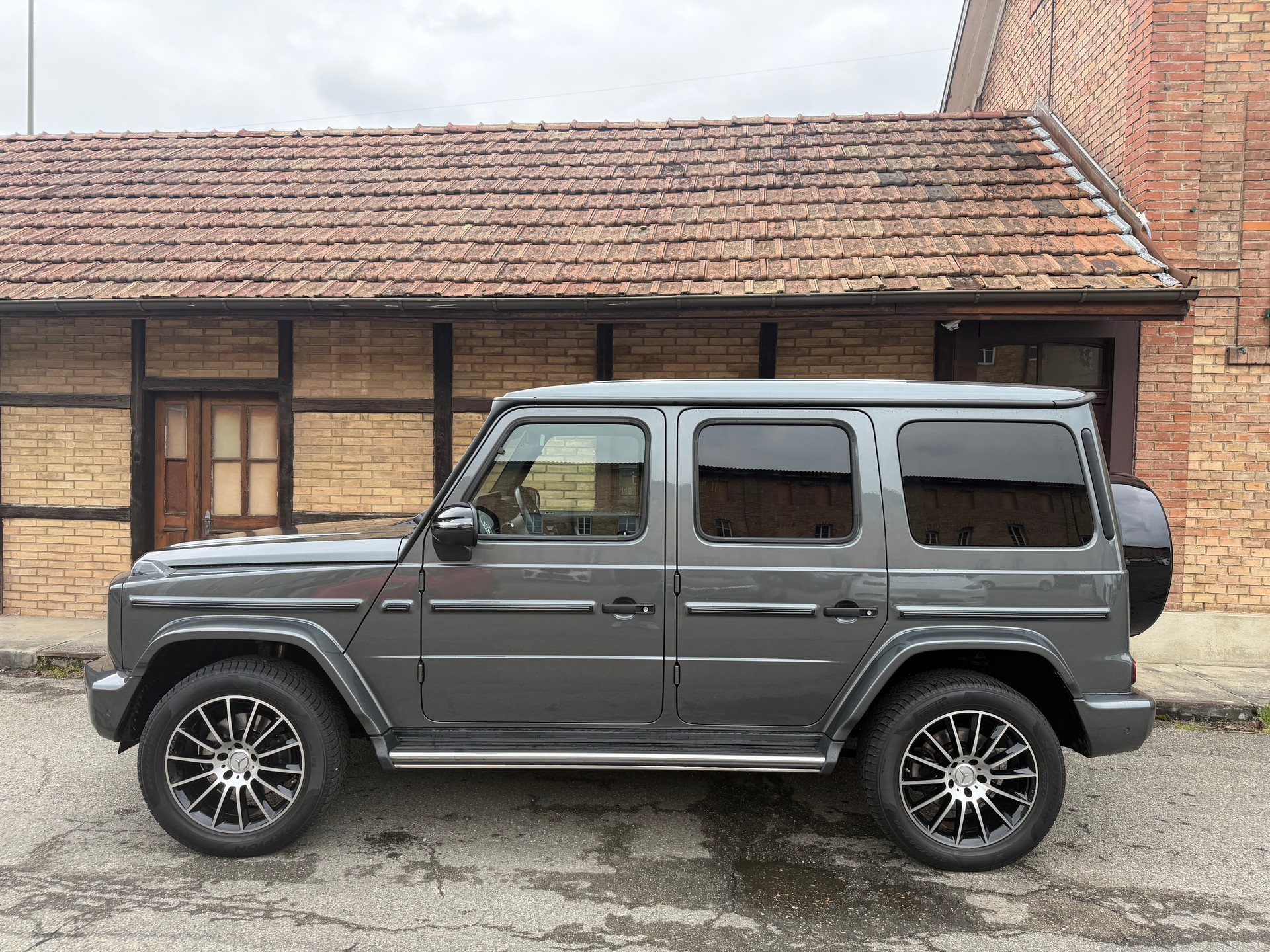 MERCEDES-BENZ G 350 d AMG Line 9G-Tronic-image-3