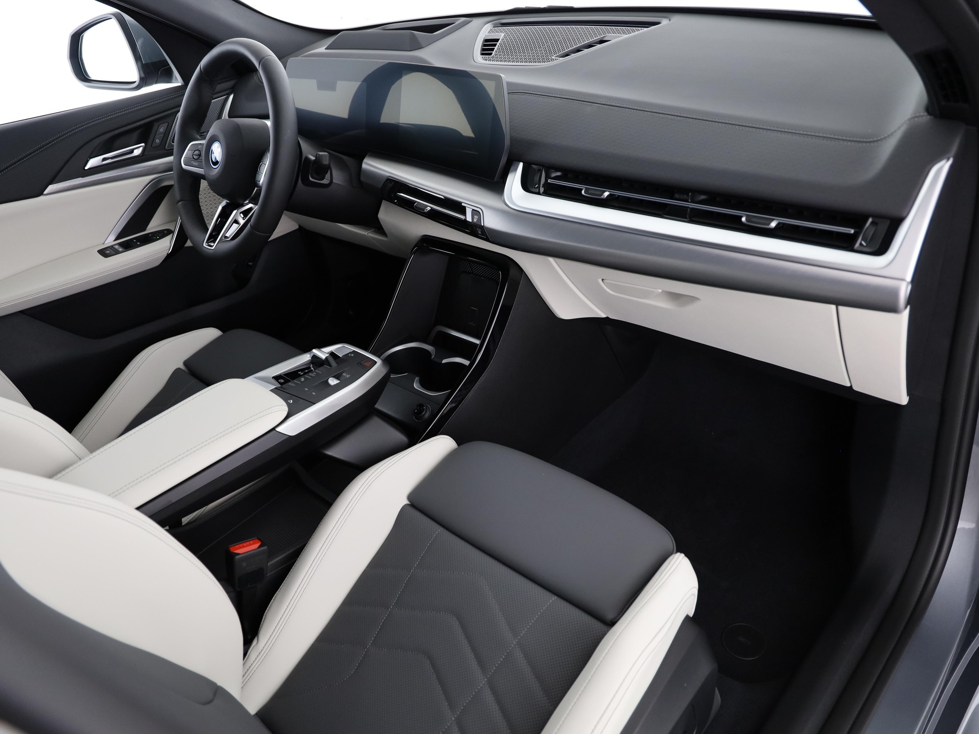 BMW iX2 30 xDrive-image-15