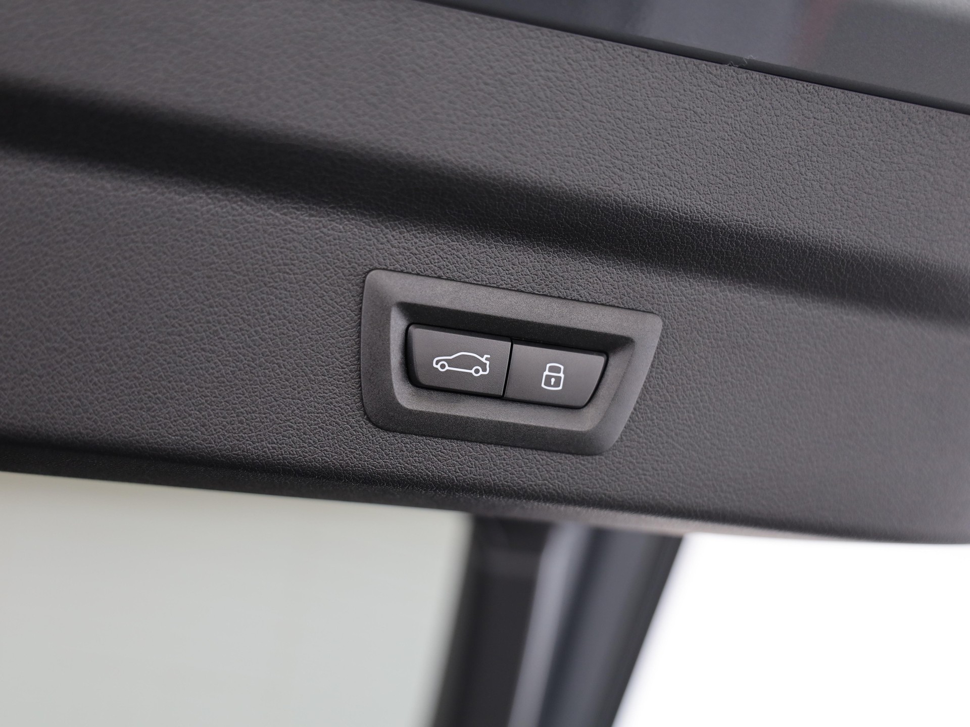 BMW iX2 30 xDrive-image-7