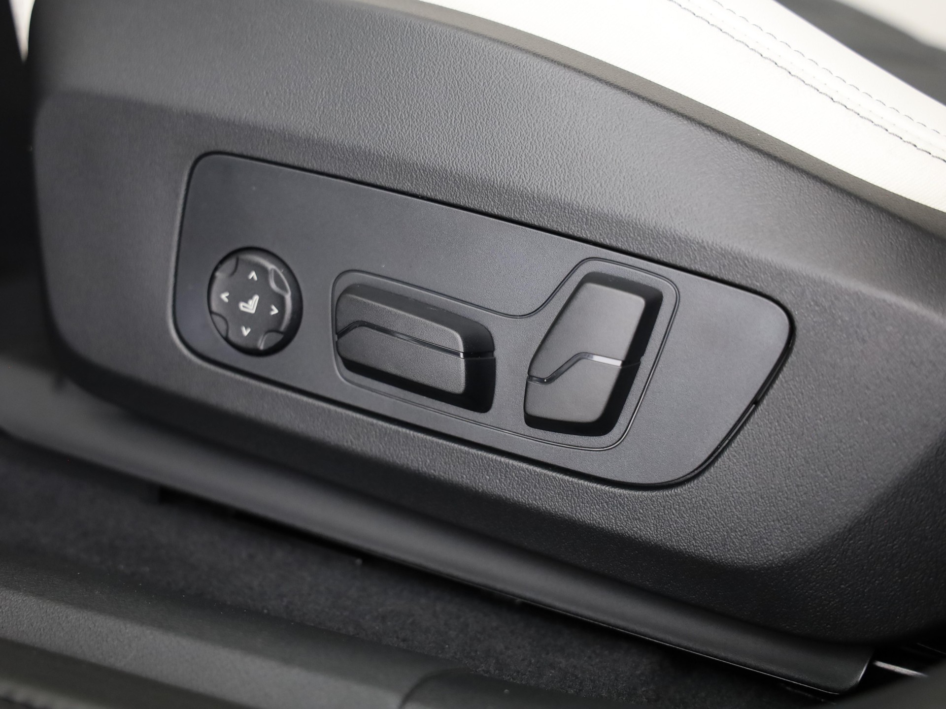 BMW iX2 30 xDrive-image-9