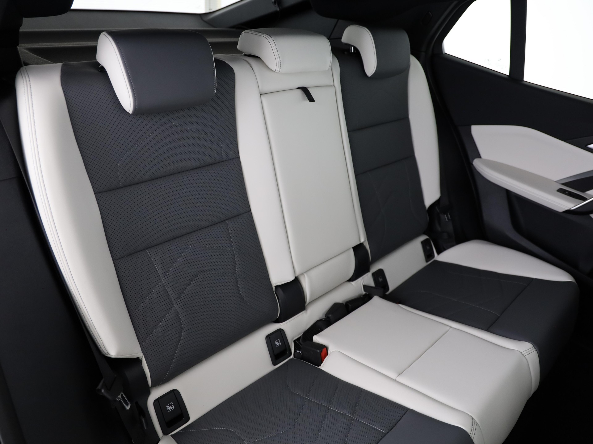 BMW iX2 30 xDrive-image-18
