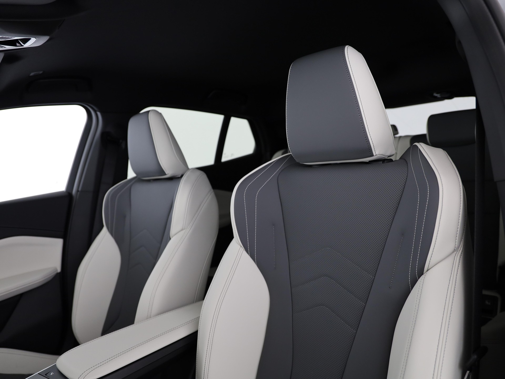 BMW iX2 30 xDrive-image-16