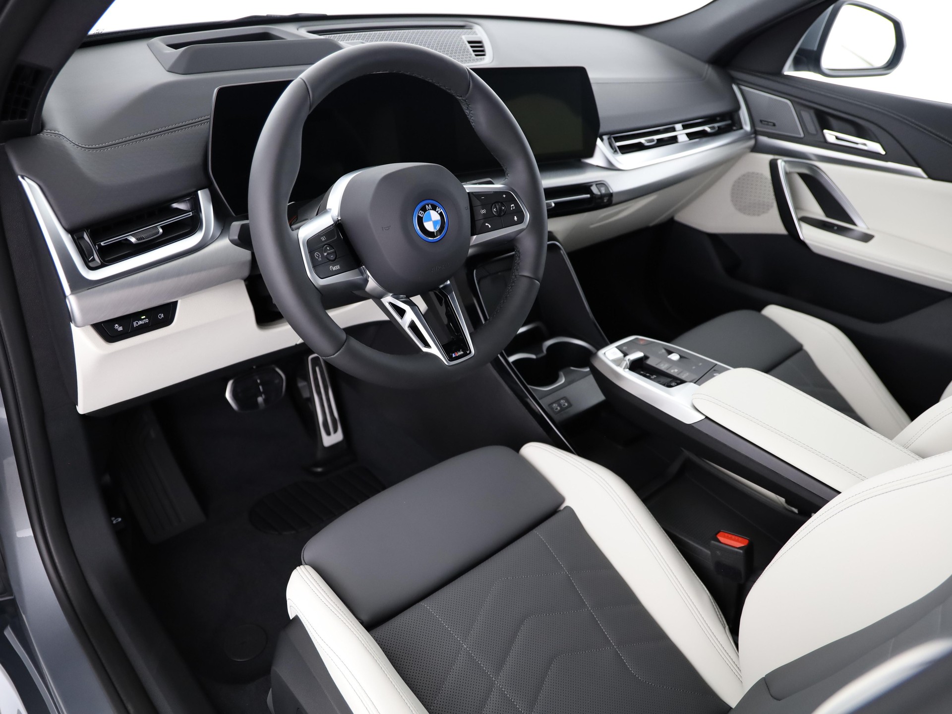 BMW iX2 30 xDrive-image-13