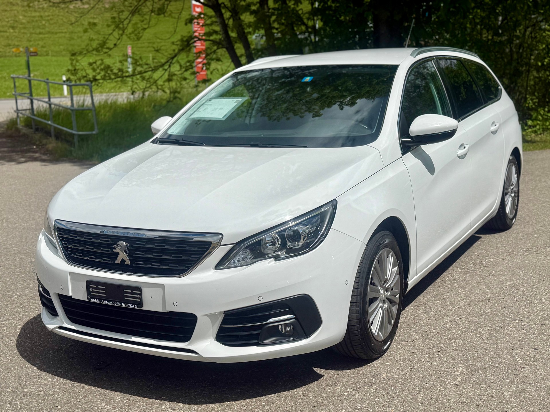 PEUGEOT 308 SW 1.2 Pure Tech Allure EAT8-image-10